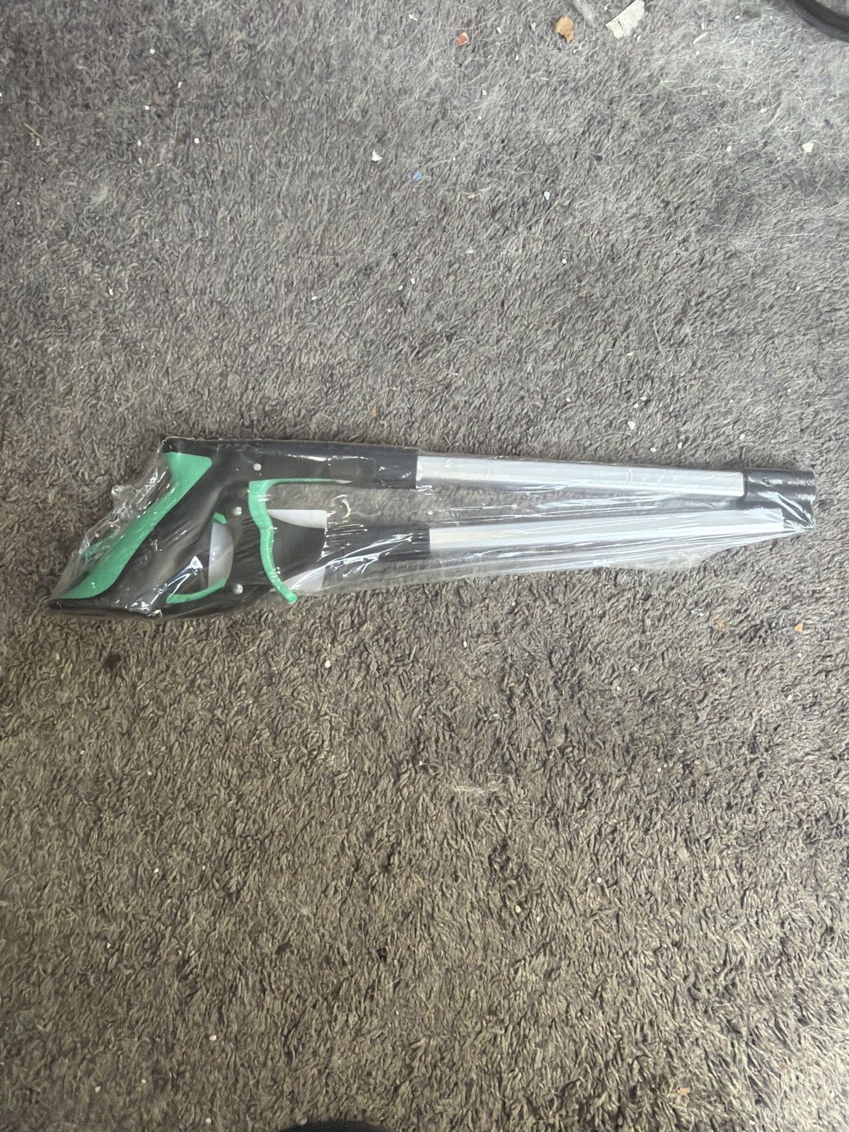 Hypebeast Foldable Grabber Reacher Tool Size ONE SIZE - 2 Thumbnail