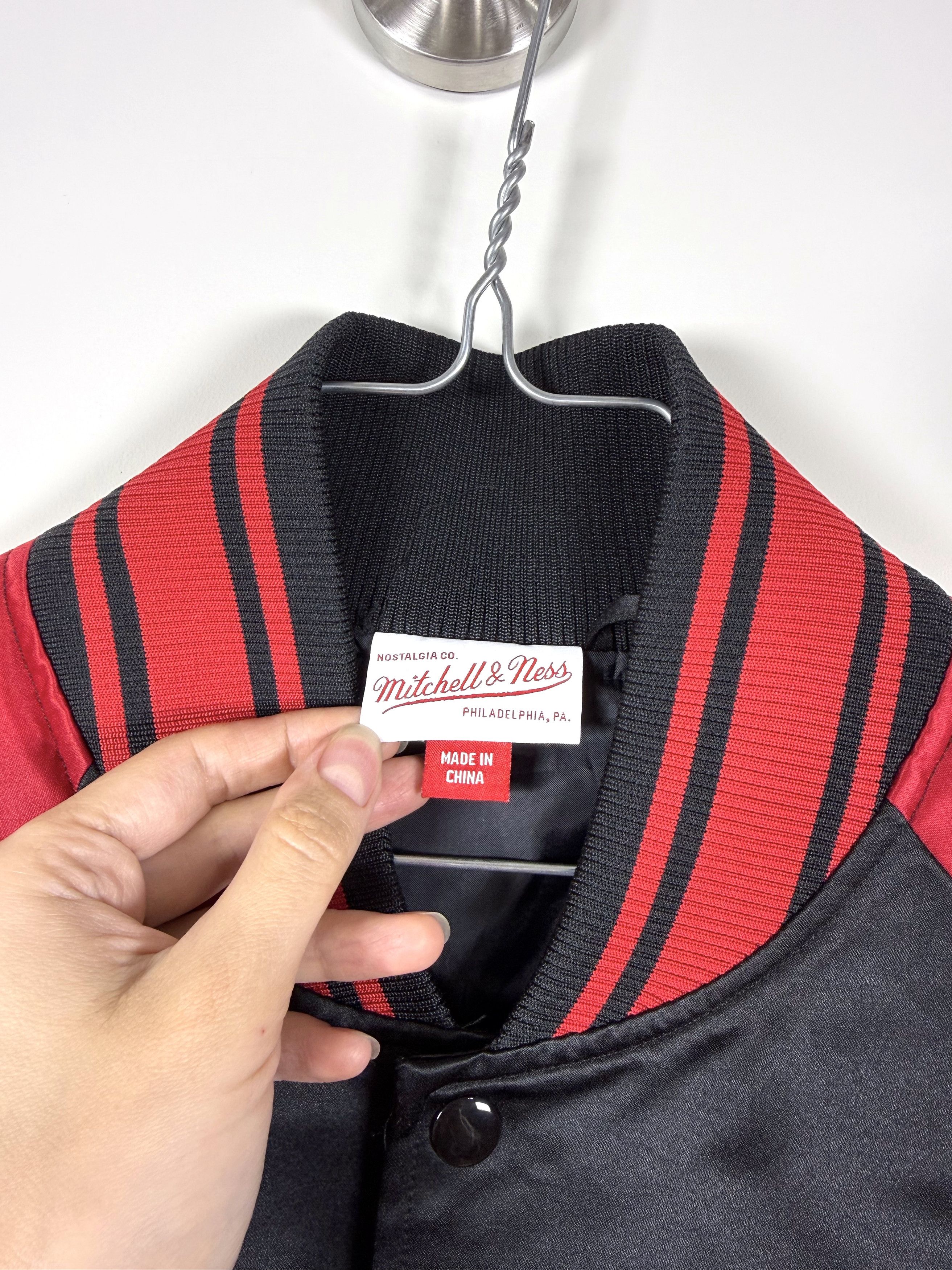 Mitchell & Ness Mitchell & Ness Chicago Bulls Colossal Logo Satin Jacket (M) Size US M / EU 48-50 / 2 - 5 Thumbnail