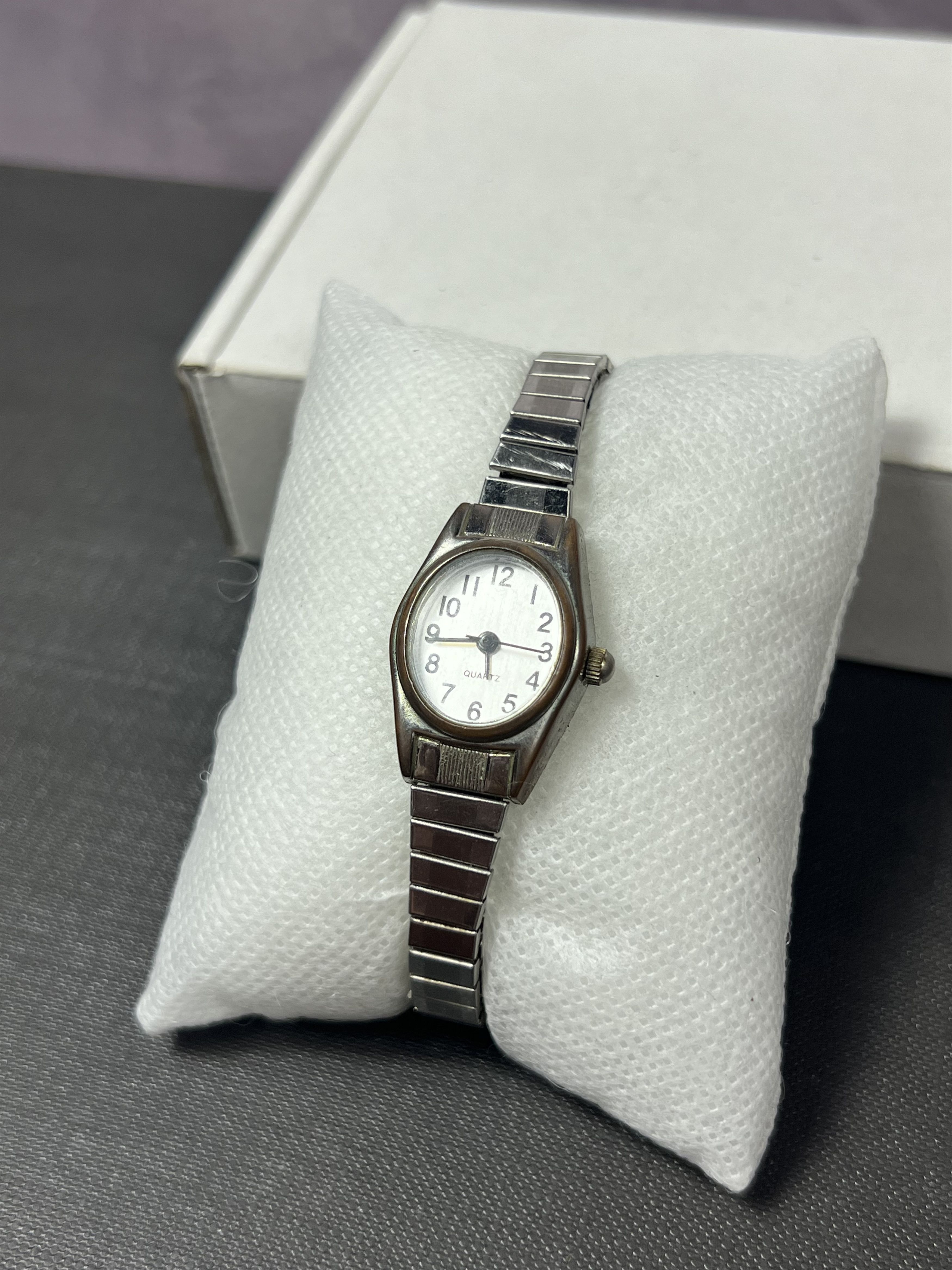 Vintage Futuristic Minimalistic Quartz Japanese Style Bracelet Watch Size ONE SIZE - 5 Thumbnail
