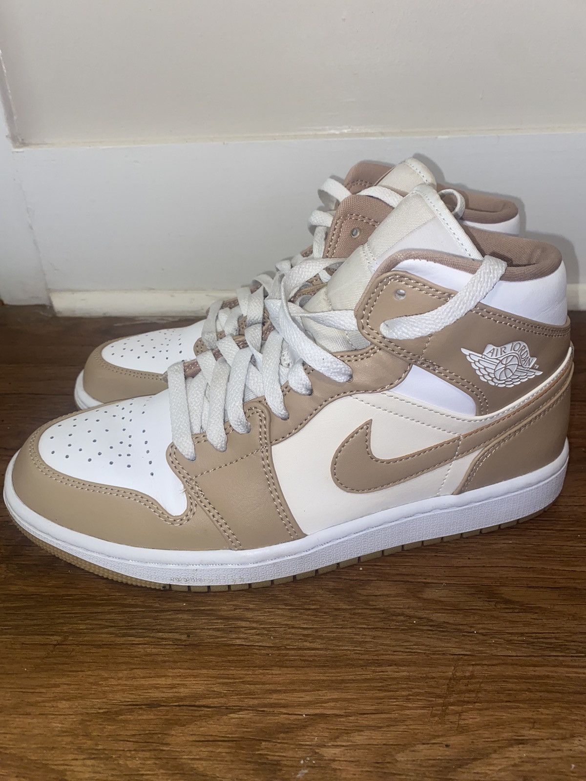 Jordan Brand Air Jordan 1s Mid Tan Gum Bottom Size US 8 / EU 41 - 10 Thumbnail