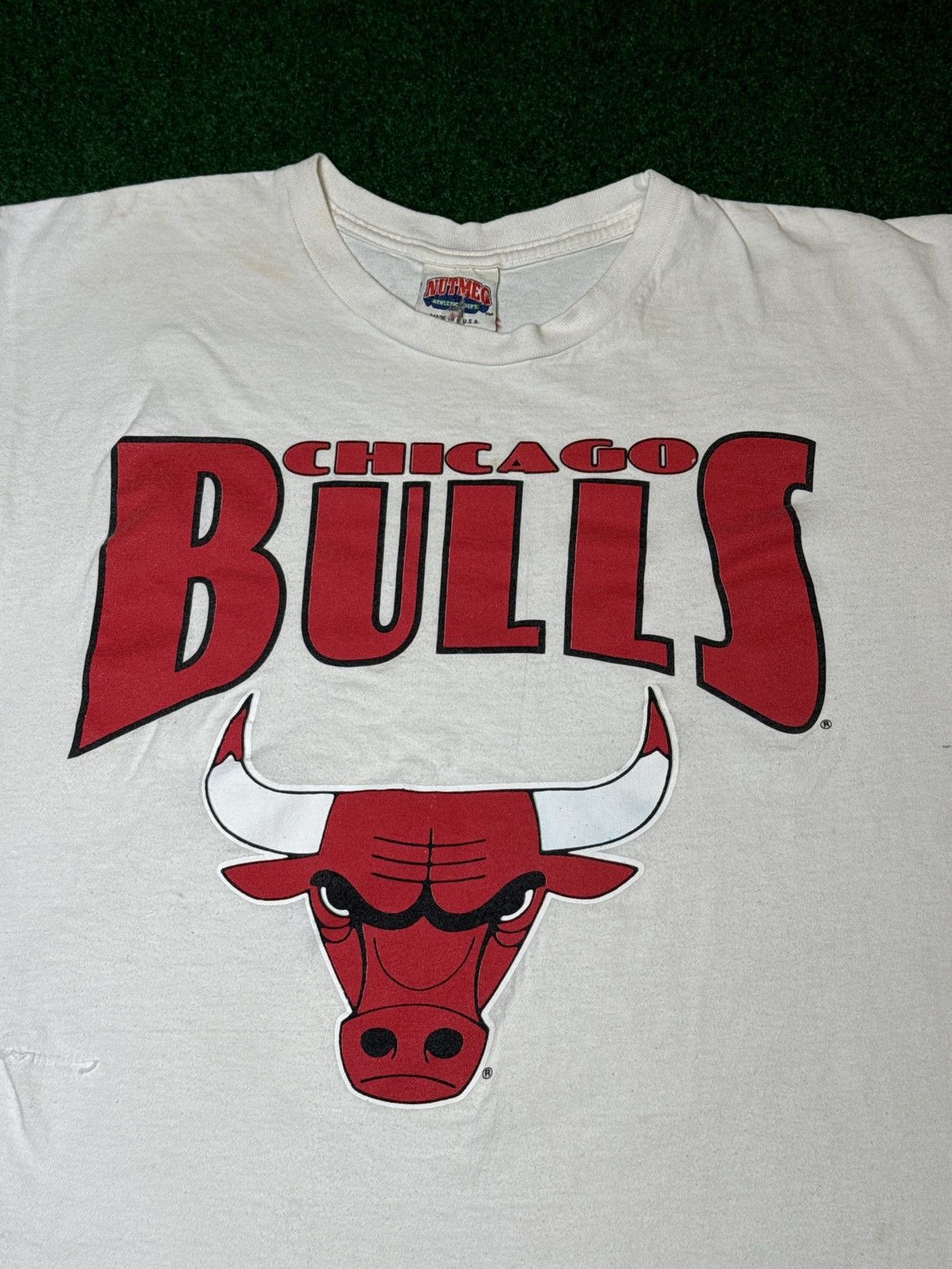 Nutmeg × Vintage Vintage 90s Chicago Bulls Nutmeg Mills Repaired T Shirt Size US L / EU 52-54 / 3 - 2 Thumbnail