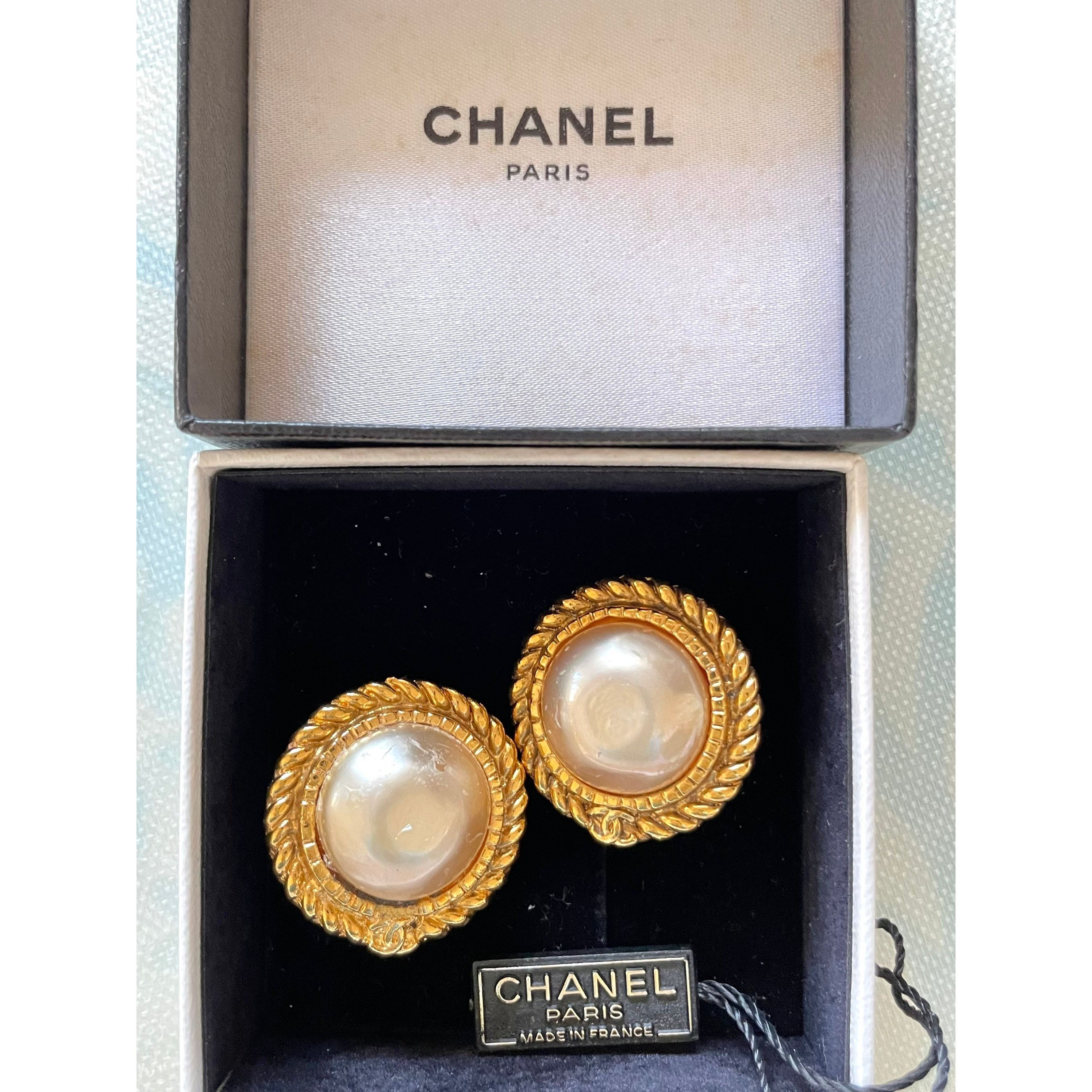 Chanel Vintage CHANEL golden earrings with pearl and CC motif. Size ONE SIZE - 10 Thumbnail