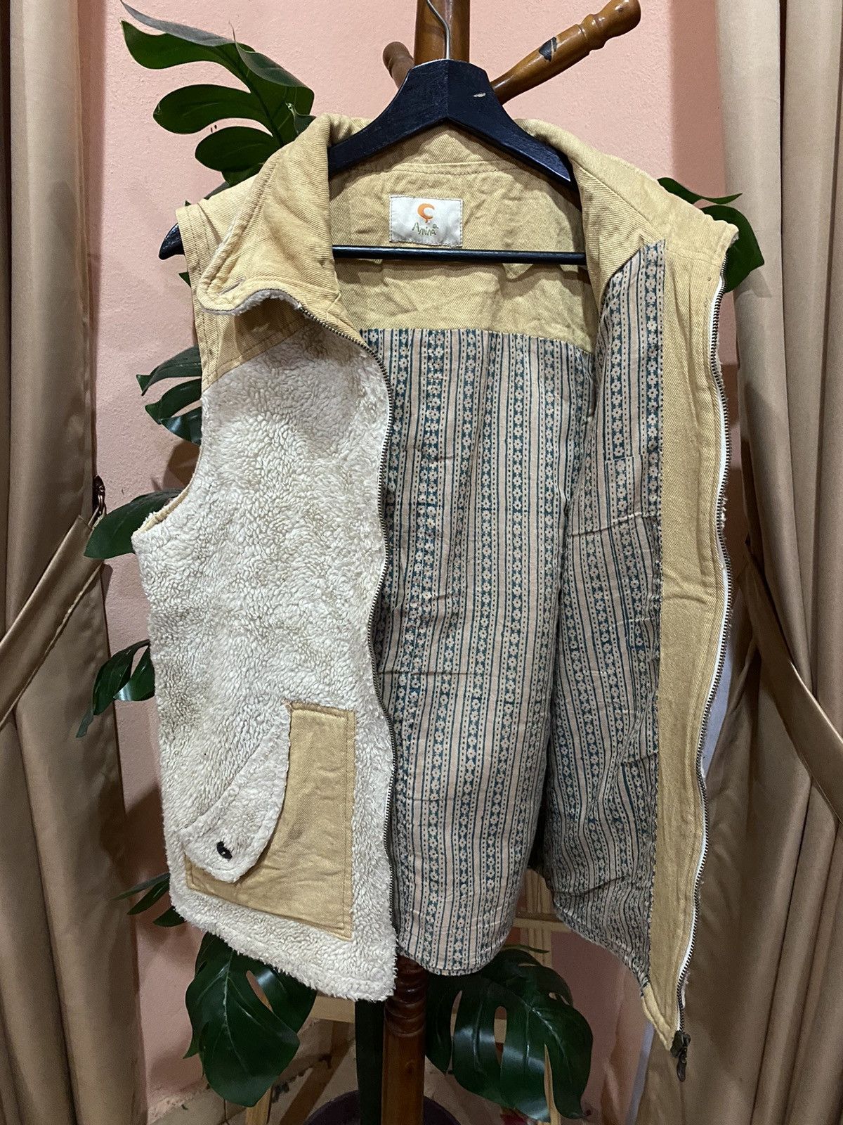 Designer Vintage Amina Sherpa Vest - Beige & Tan Unisex Outdoor Wear Size M / US 6-8 / IT 42-44 - 8 Thumbnail