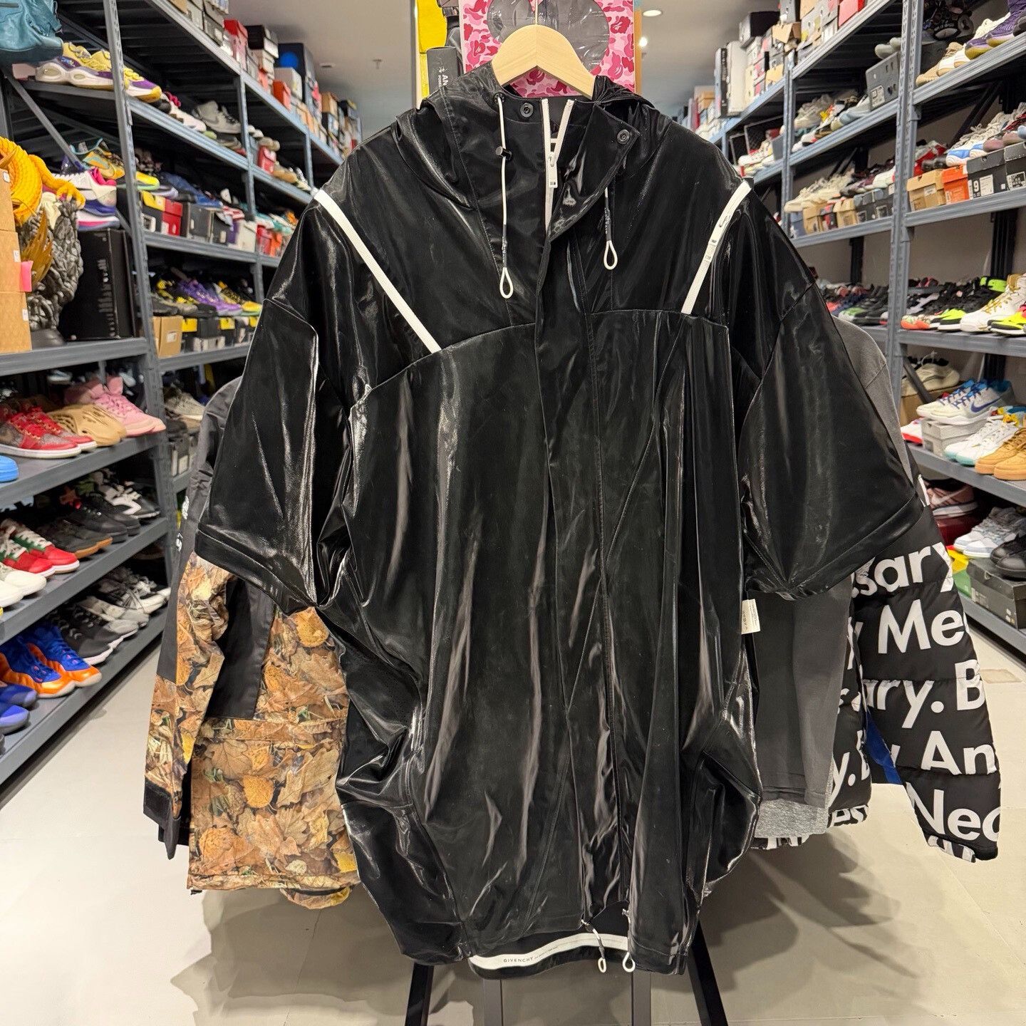 Givenchy Givenchy Black Short-Sleeve Coat Size US M / EU 48-50 / 2 - 1 Thumbnail