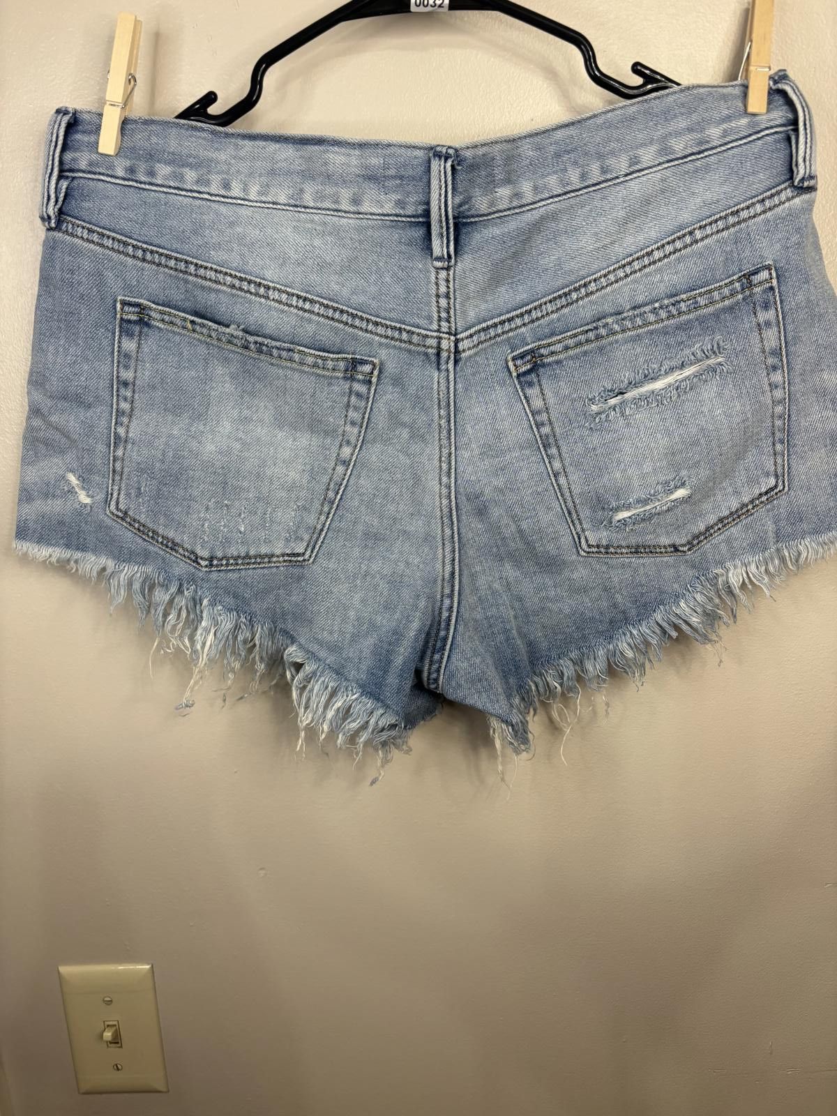 Designer NWOT We The Free Distressed High-Waisted Denim Shorts Size 28" / US 6 / IT 42 - 4 Thumbnail