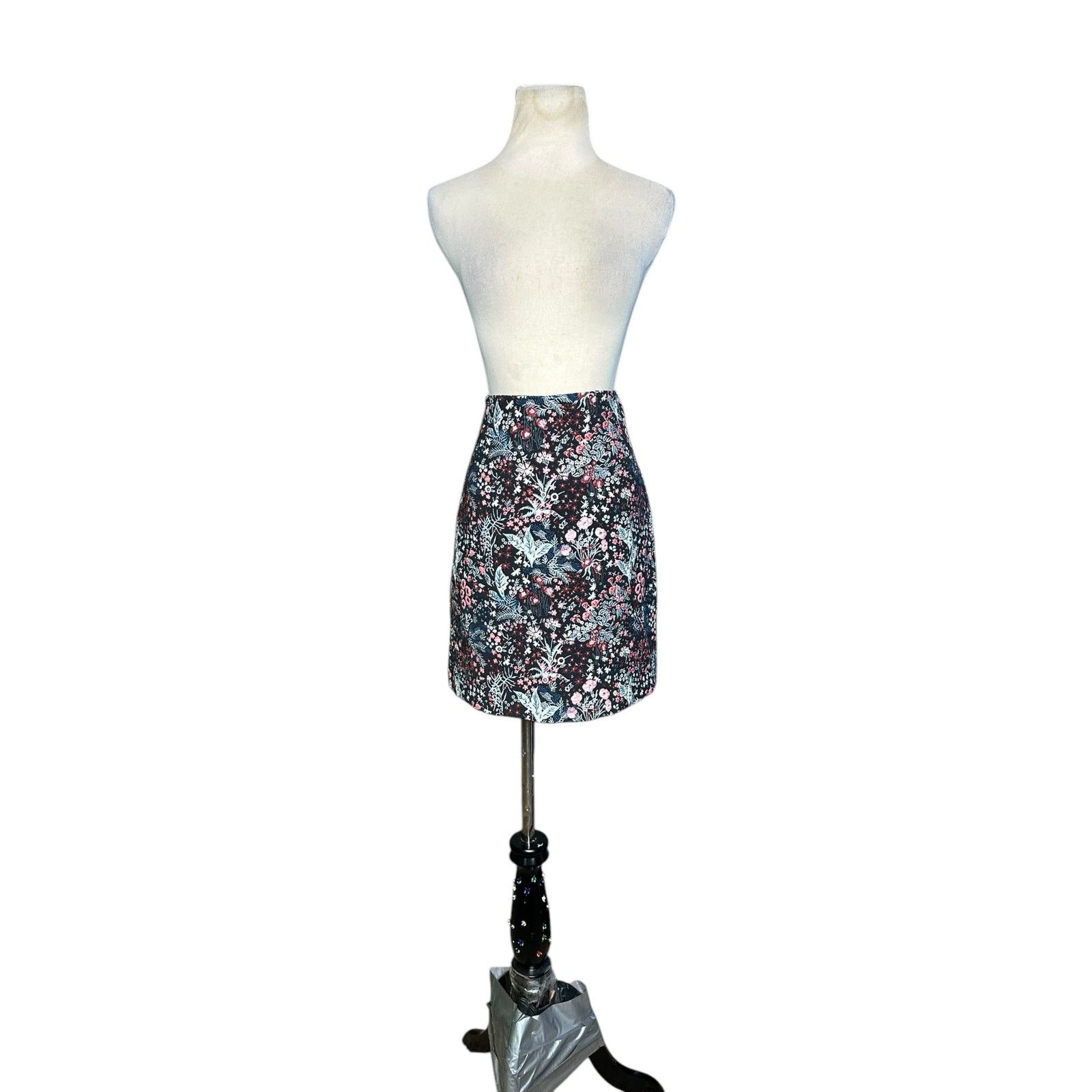 H&M H&M black red floral jacquard mini skirt size 6 Size 28" / US 6 / IT 42 - 21 Thumbnail
