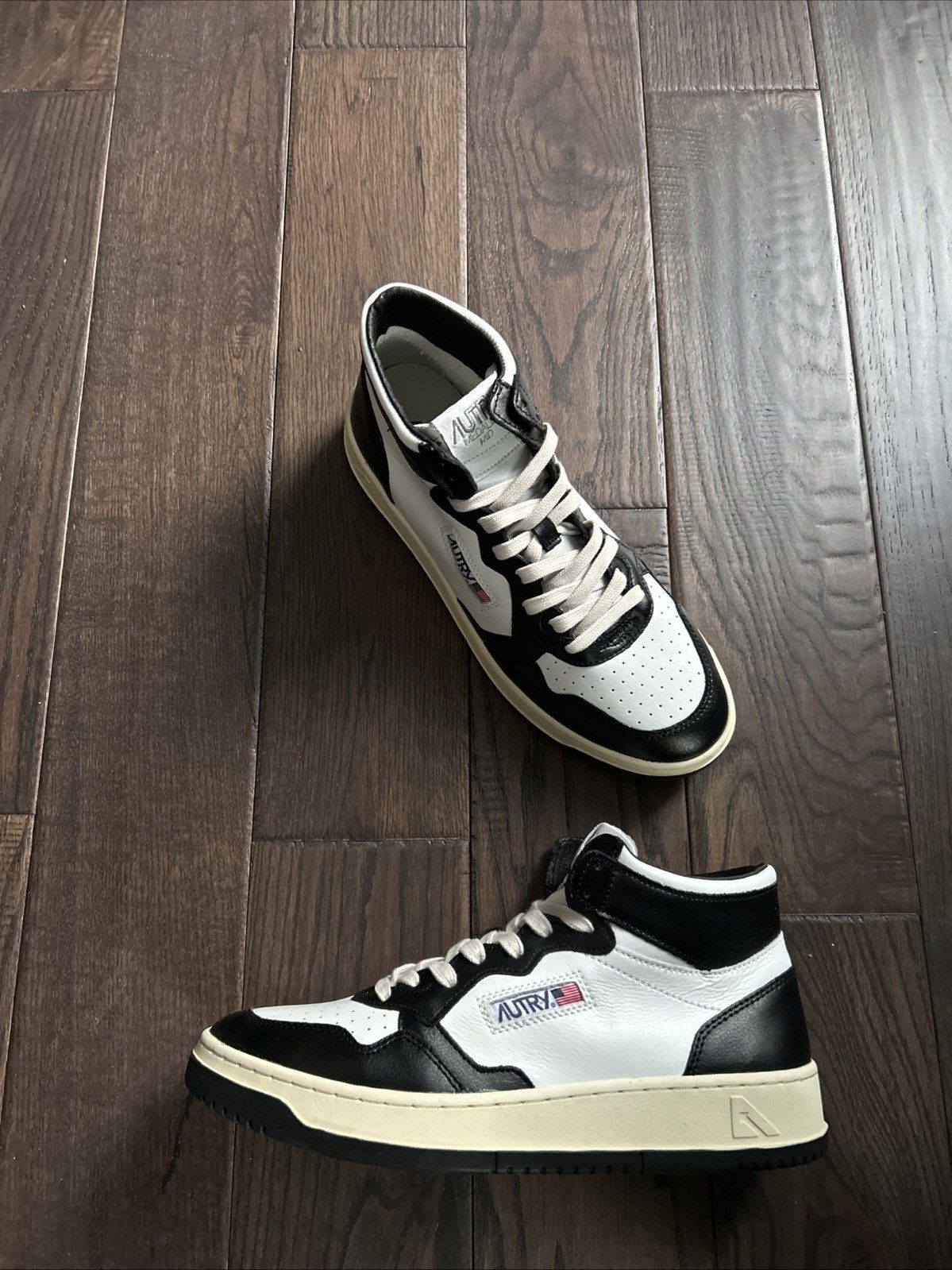 Autry 01 Mid Top Sneakers