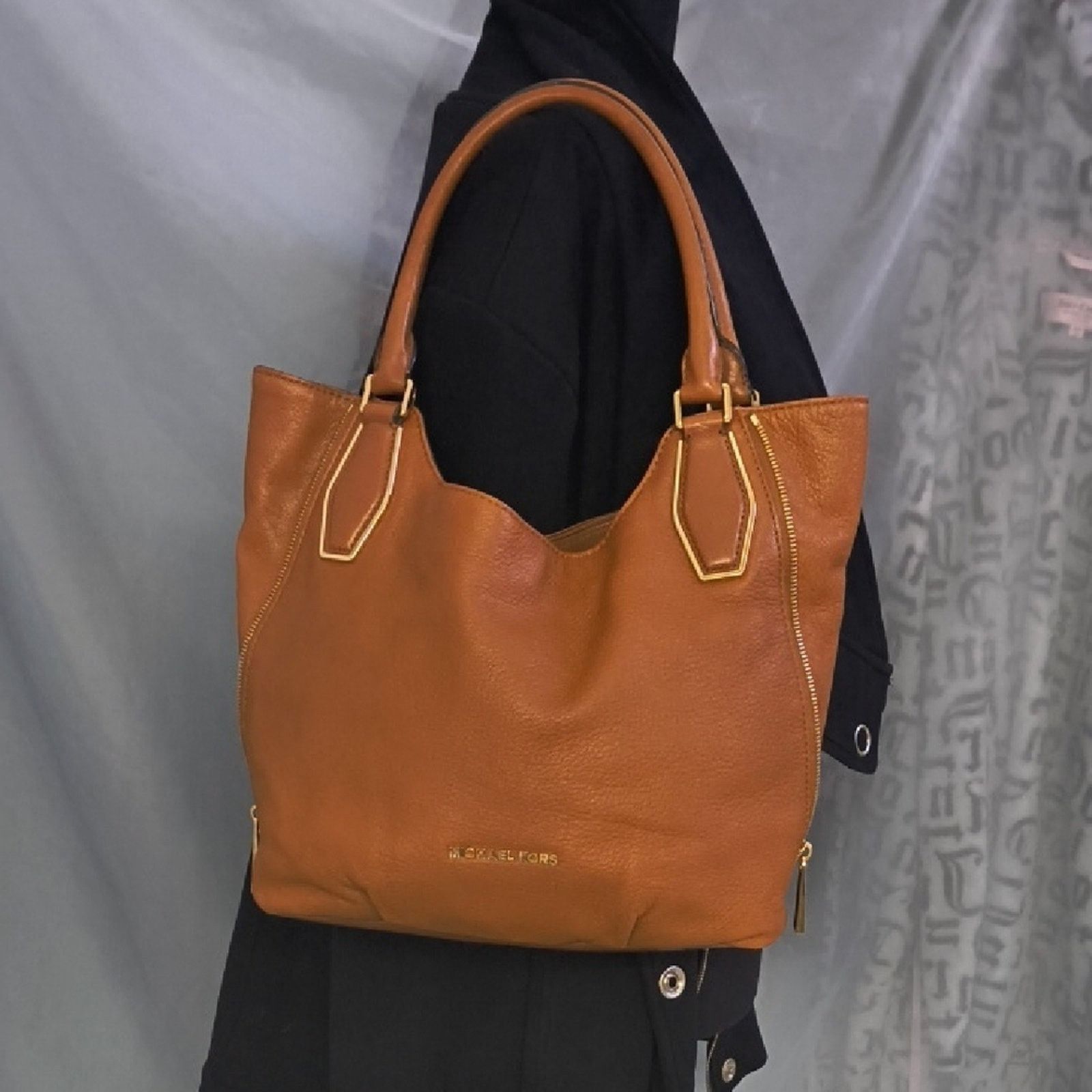 Michael Kors Michael Kors Brown Leather Handbag Size ONE SIZE - 1 Thumbnail