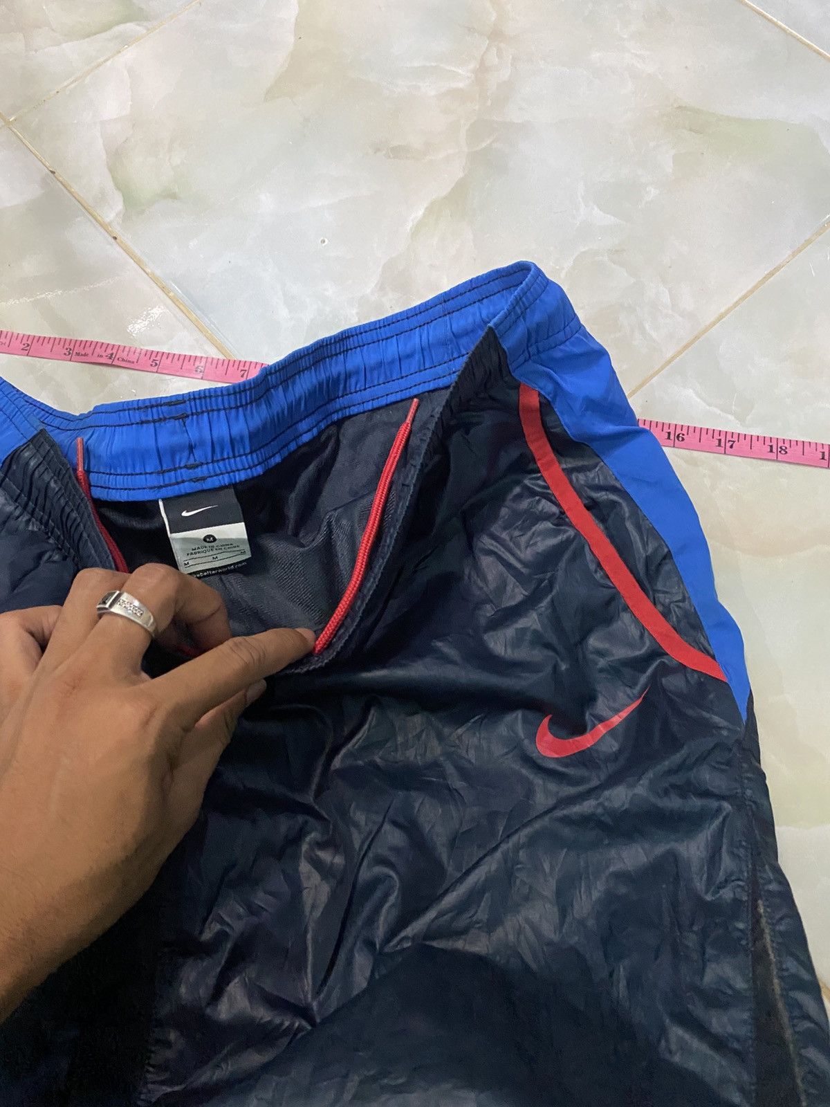 Nike VINTAGE NIKE 90S BAGGY NYLON WIDE LEG SWOOSH TRACK PANTS Y2K Size US 30 / EU 46 - 19 Thumbnail