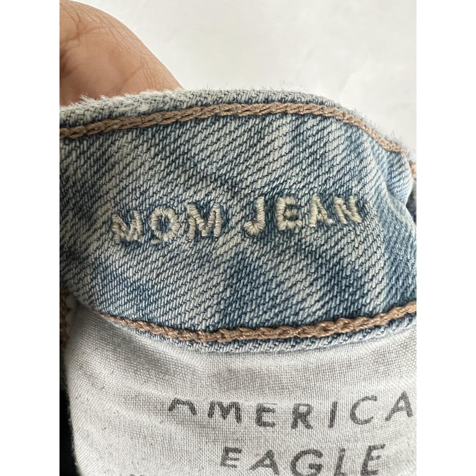 American Eagle Outfitters American Eagle Jeans Womens 8 Light Wash Mom Jean Strigid Bl Size 28" / US 6 / IT 42 - 8 Thumbnail