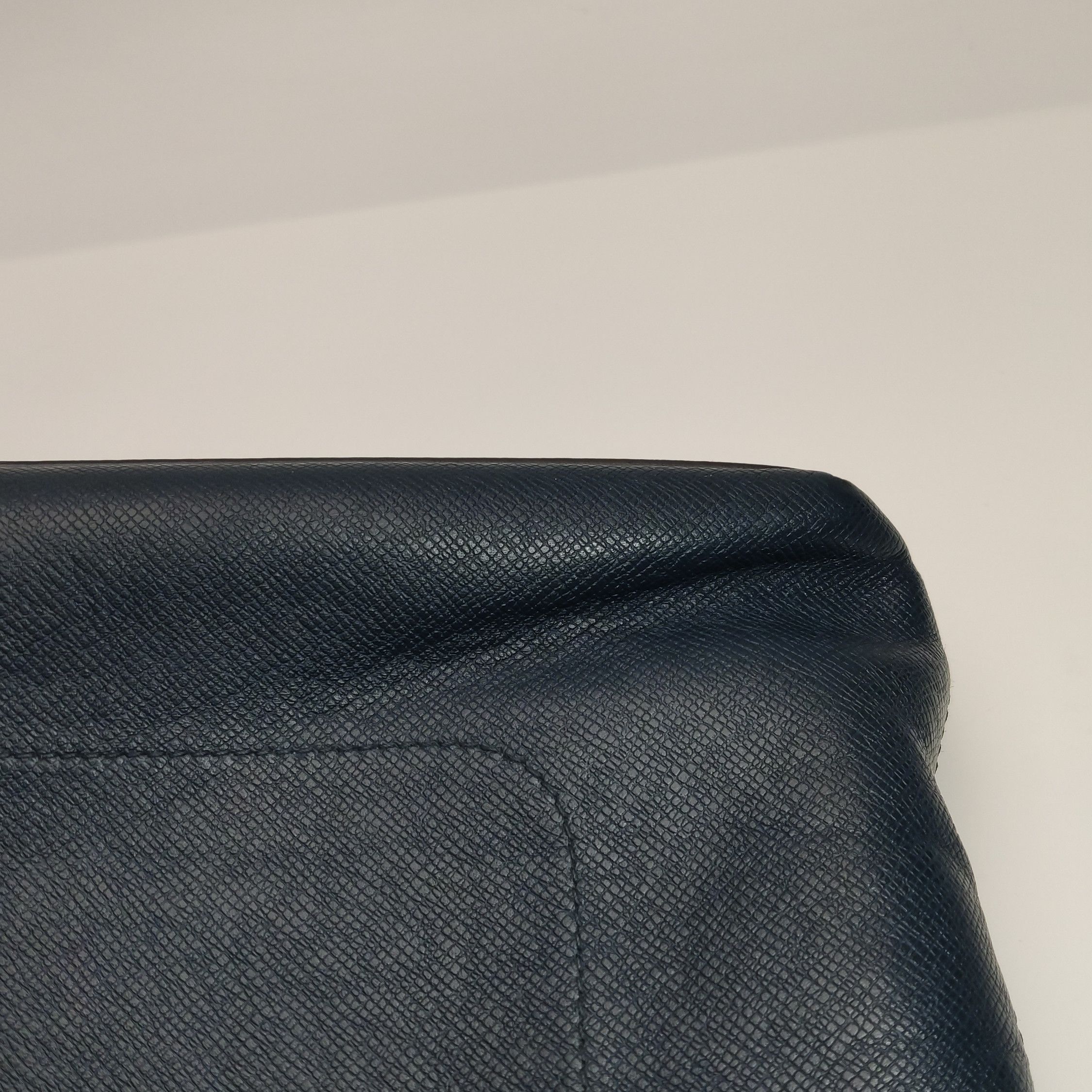 Louis Vuitton Louis Vuitton (LV) Medium Cowhide Solid Zipper Crossbody Sh Size ONE SIZE - 7 Thumbnail
