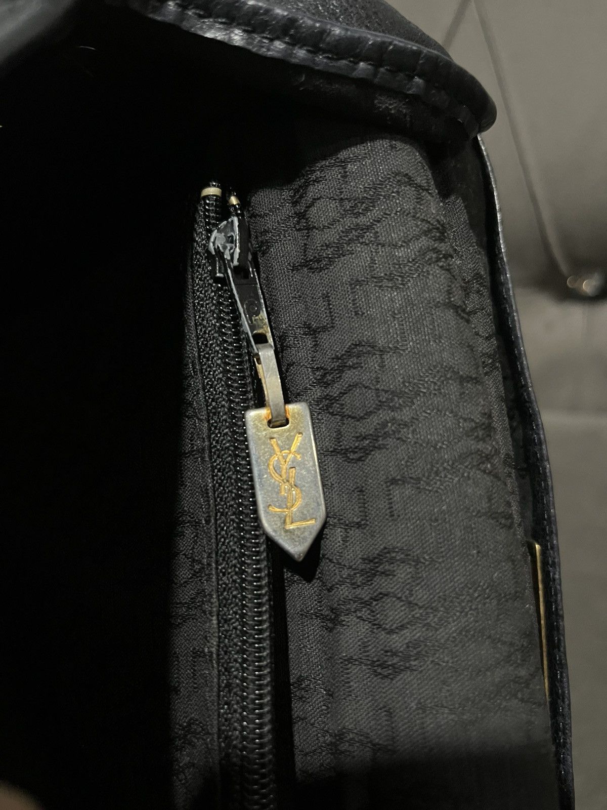 Yves Saint Laurent Authentic Yves Saint Laurent logo stitch shoulder bag Size ONE SIZE - 17 Thumbnail