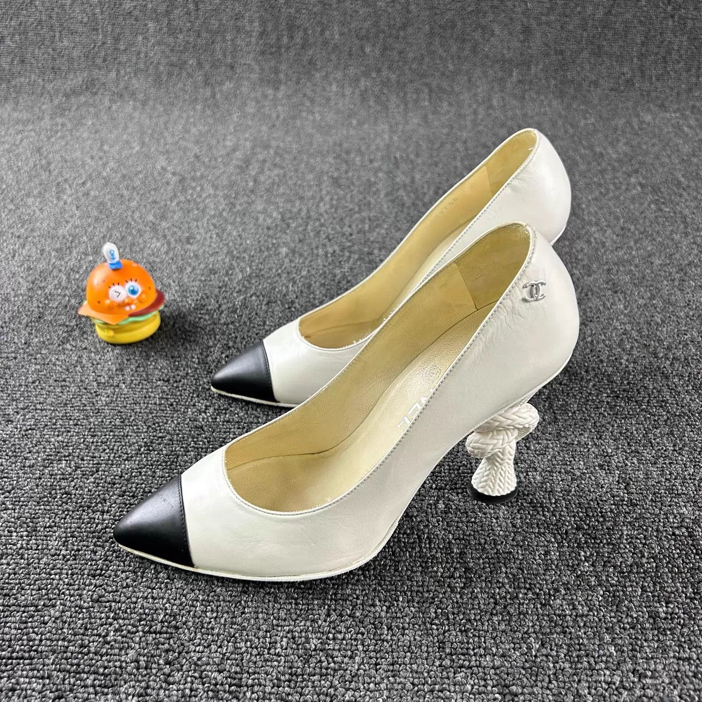 Chanel Chanel Knot Heels Black/White Colorblock Size 37 Size US 6.5 / IT 36.5 - 1 Thumbnail