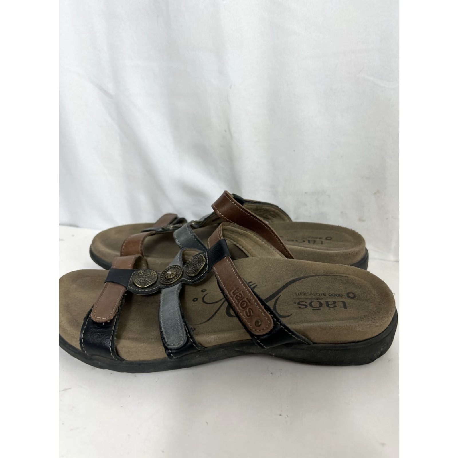 Taos Taos Sandal Women's Size 7 Leather Three Hook Loop Straps Medallions Casual Athleisure Size US 7 / IT 37 - 7 Thumbnail