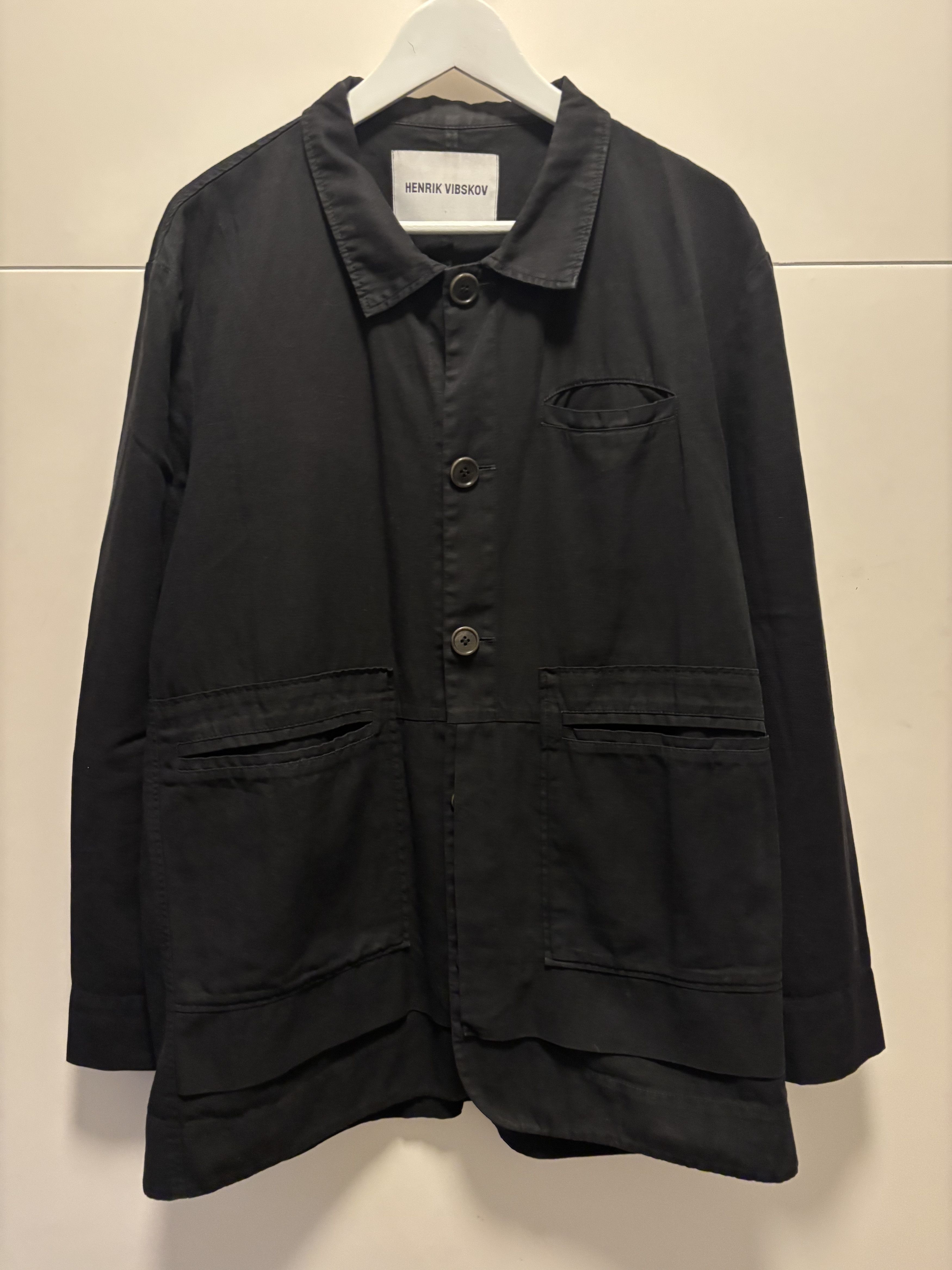Henrik Vibskov black work jacket, size L Henrik Vibskov Size US L / EU 52-54 / 3 - 9 Thumbnail