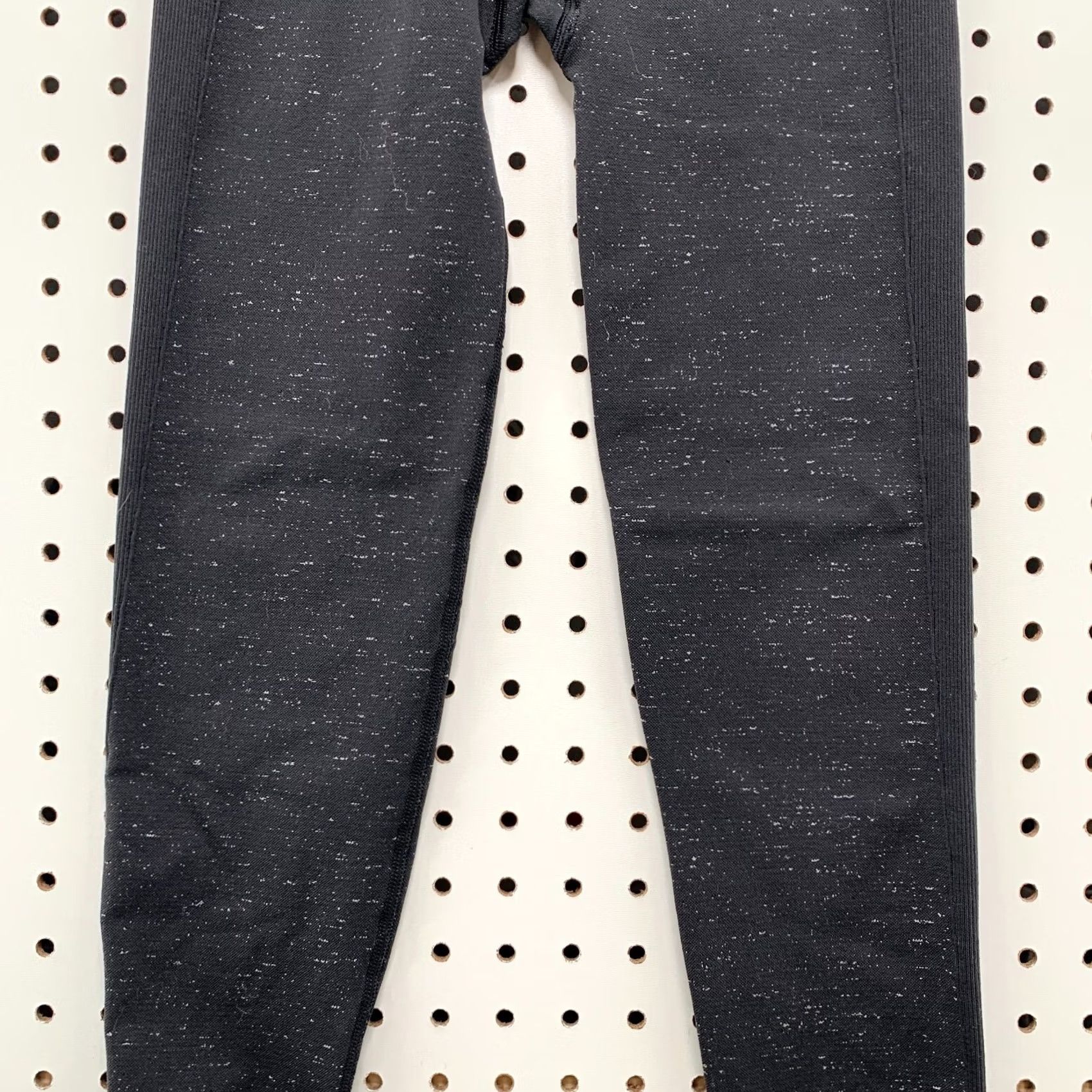 Lululemon Lululemon Free To Flow Crop Leggings Black Speckled Size 2 24.5 Womens Size 26" / US 2 / IT 38 - 4 Thumbnail