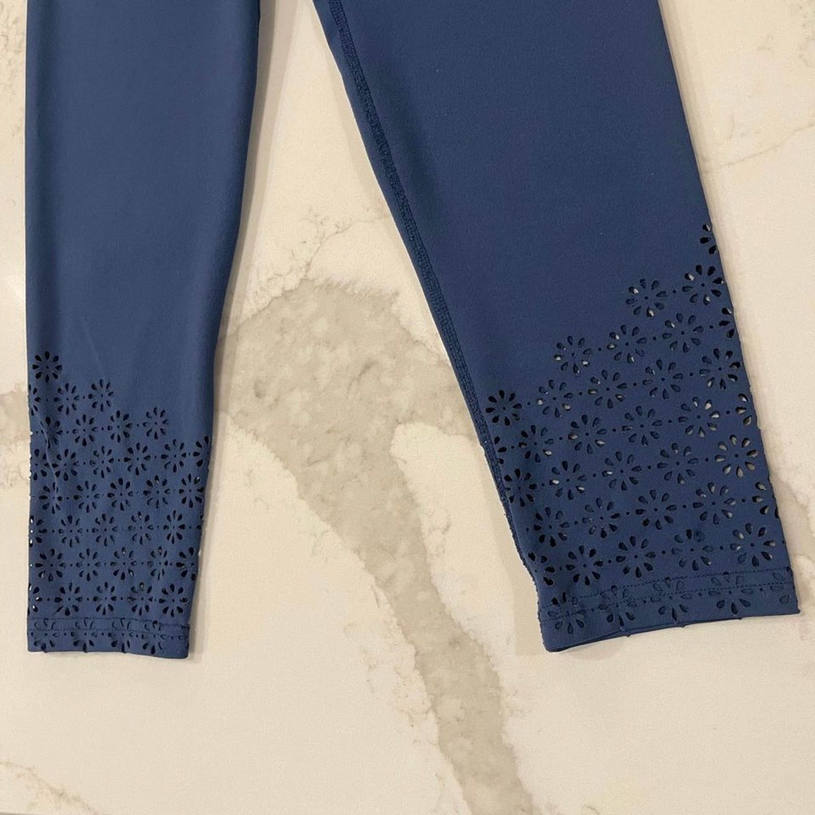Aeropostale Aeropostale Laser Cut Floral Cropped Leggings Women's Small Size 27" / US 4 / IT 40 - 2 Thumbnail