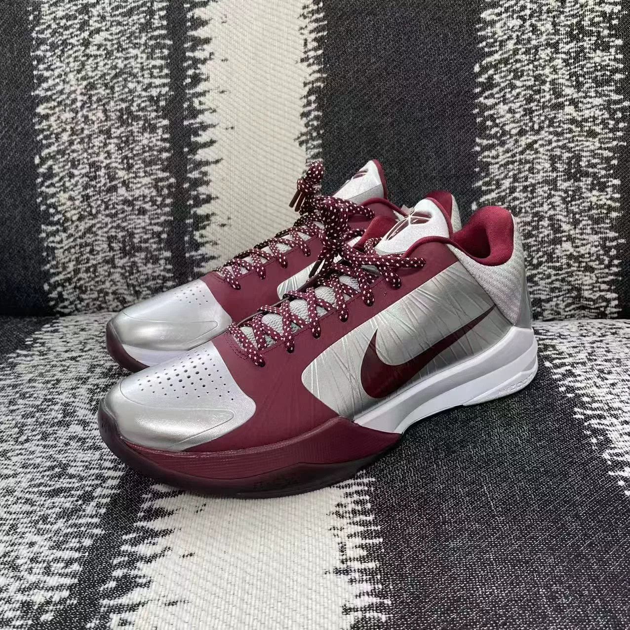 Nike Nike KOBE Red Lowtop Sneakers 11 Men Size US 11 / EU 44 - 1 Thumbnail