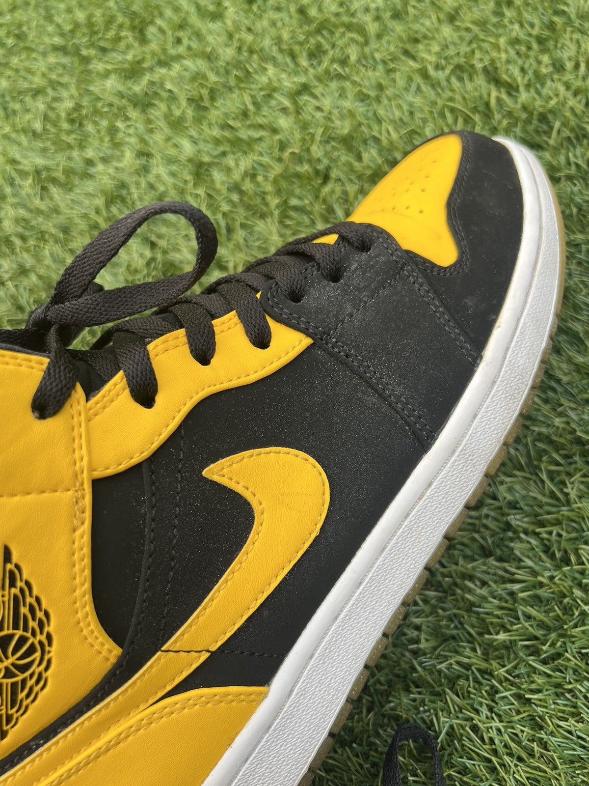 Jordan Brand Jordan 1 Mid “New Love” 2017 Size US 10.5 / EU 43-44 - 8 Thumbnail