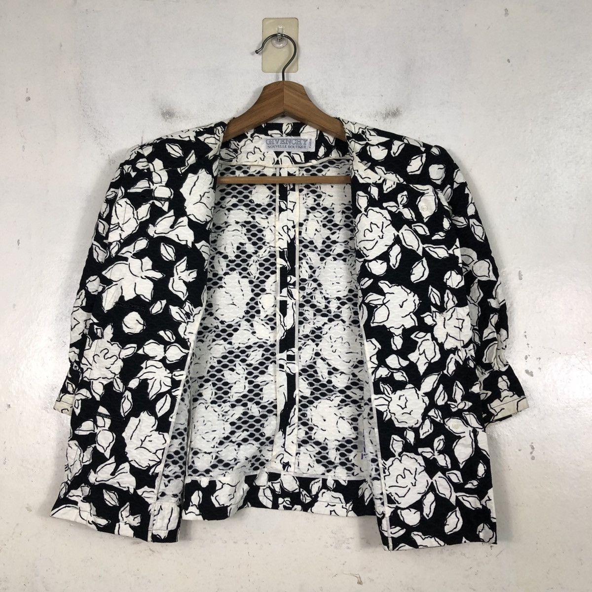 Givenchy 📌Cropped Short Sleeve Givenchy Nouvelle Boutique Paris Size M / US 6-8 / IT 42-44 - 17 Thumbnail