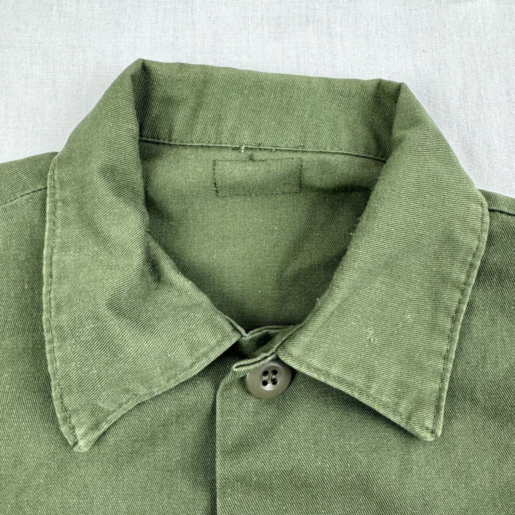 Vintage VINTAGE Army Shirt Adult M Green 1960s Button-Up US Army Military 60s Shirt Mens Regular Long Sleeve Collared Button Up Green Army Shirt Size US M / EU 48-50 / 2 - 4 Thumbnail