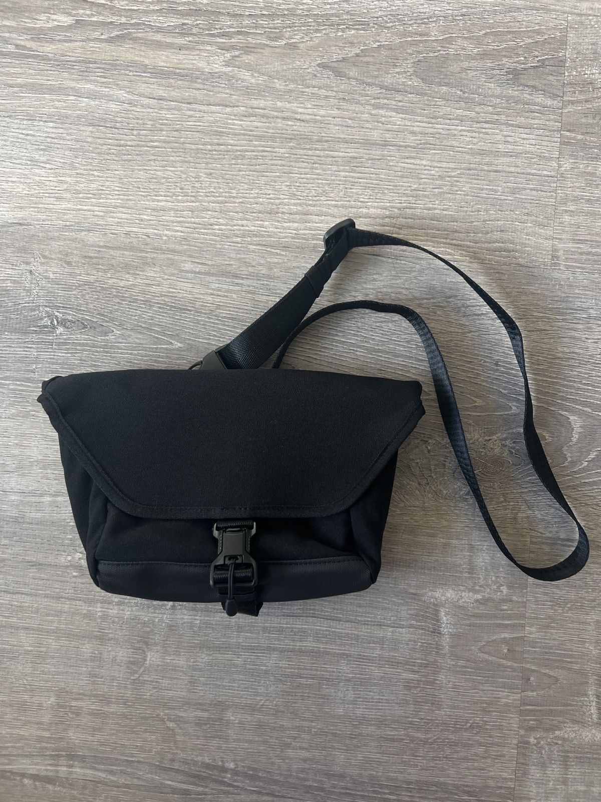 black 3 in 1 briefcase messenger bag backpack from uniqlo