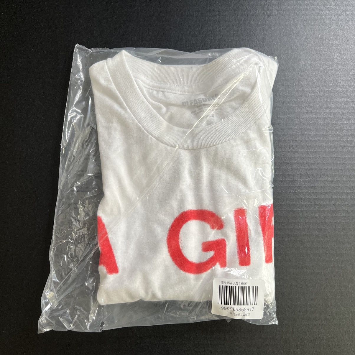 PLEASURES × By Way of US コラボ GIRL IS A GUN Tシャツ GIRL IS A GUN T-SHIRT – PLEASURES