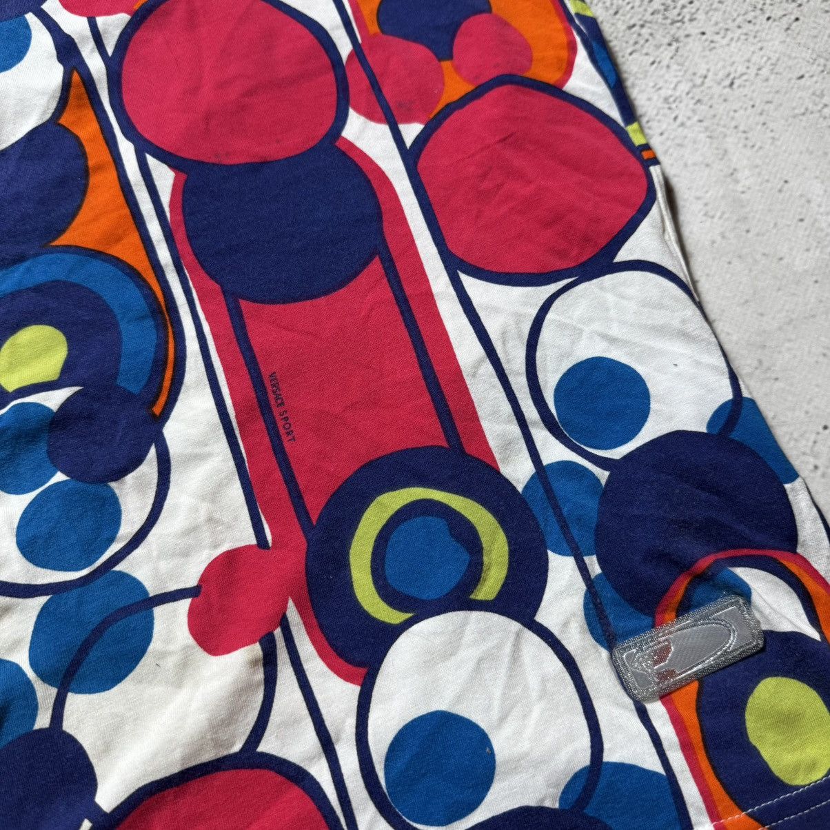 Versace vintage 90s versace t shiet wit abstract print Size XL / US 12-14 / IT 48-50 - 6 Thumbnail