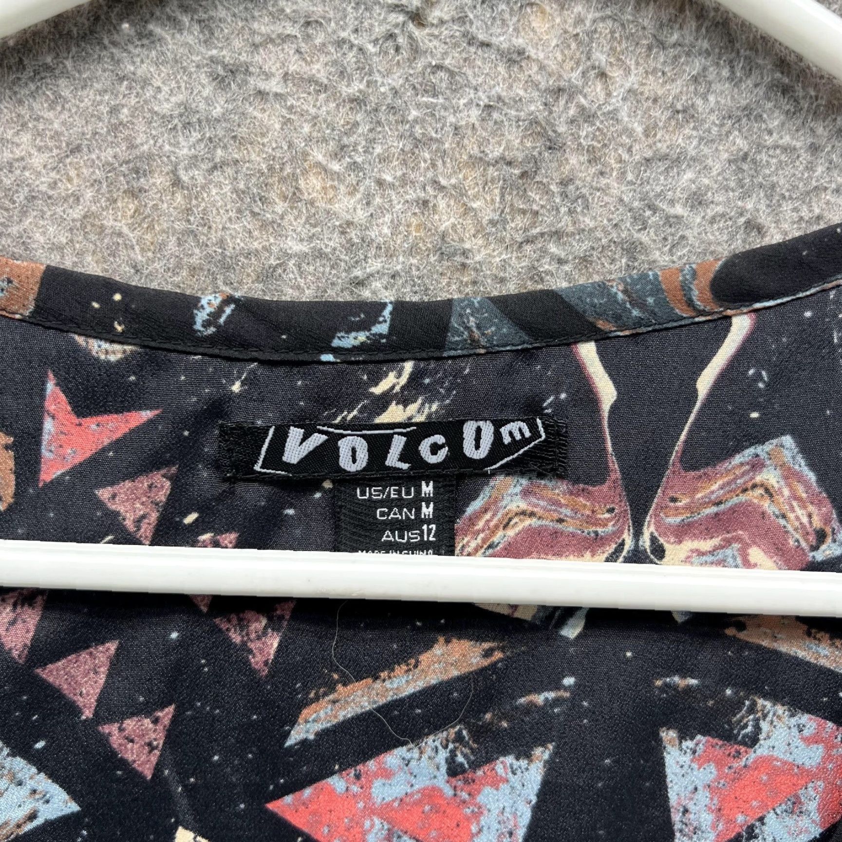 Volcom VINTAGE Volcom Shirt Blouse Women Medium Black Pink V-Neck Geometric Tunic Top Short Sleeve Casual Geometric Pattern Womens Size M / US 6-8 / IT 42-44 - 2 Thumbnail