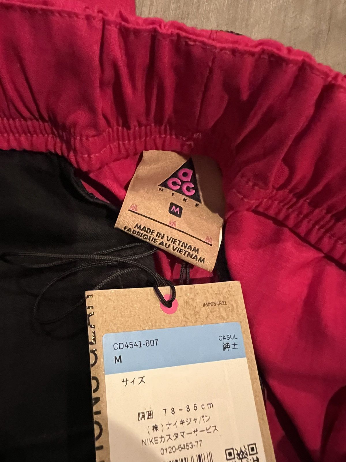 Nike ACG SZ M Nike ACG Trail Hiking FUCHSIA/BLACK Belted Jogger Pants Size US 32 / EU 48 - 8 Thumbnail