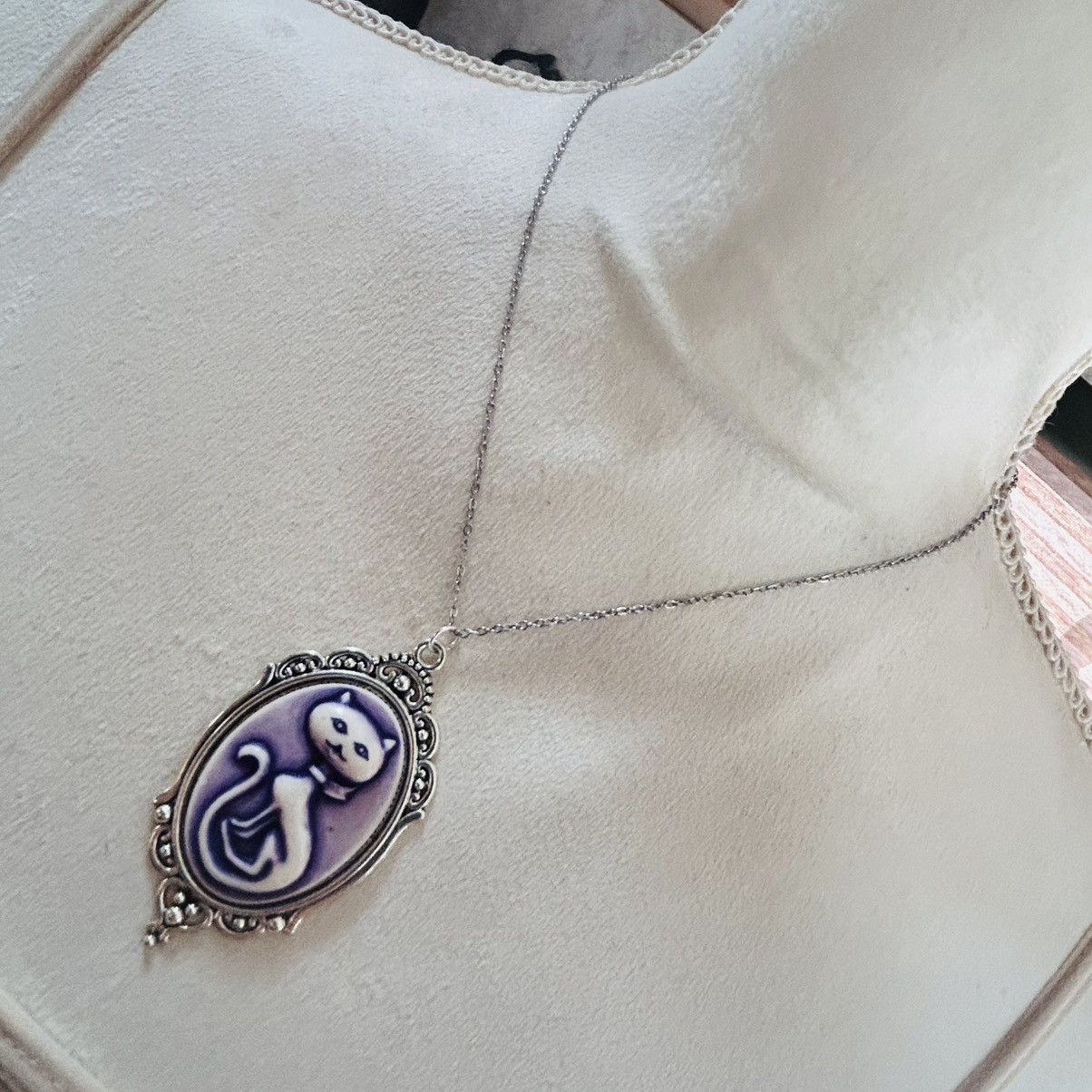 Handmade Handcrafted purple sitting pretty kitty cat cameo necklace Size ONE SIZE - 1 Thumbnail