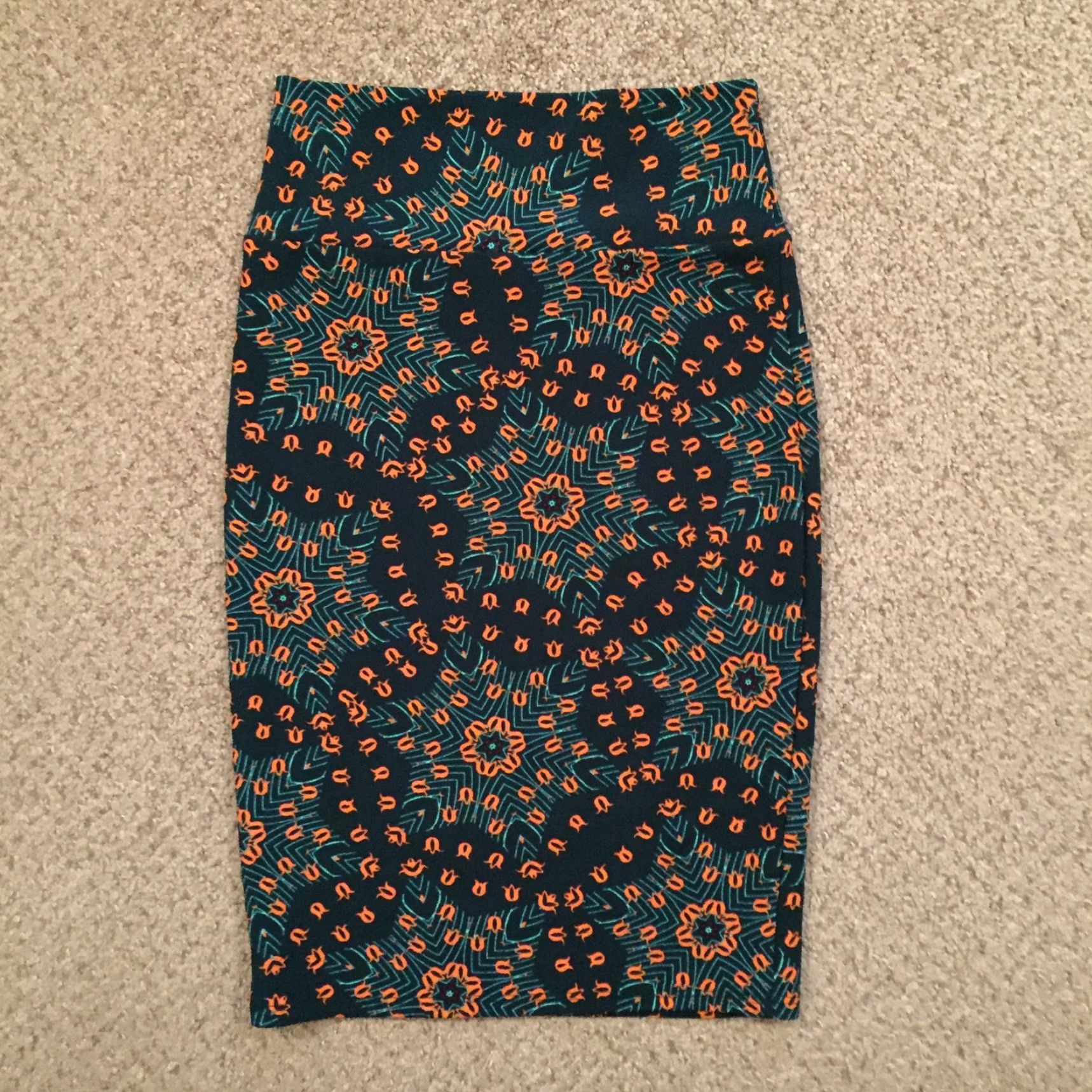 Vintage LuLaRoe Skirt XS Knee Length Unlined Pull On Green Geometric Women Knee Length Pencil Casual Geometric LuLaRoe Women XS Green Skirt Size 26" / US 2 / IT 38 - 2 Thumbnail