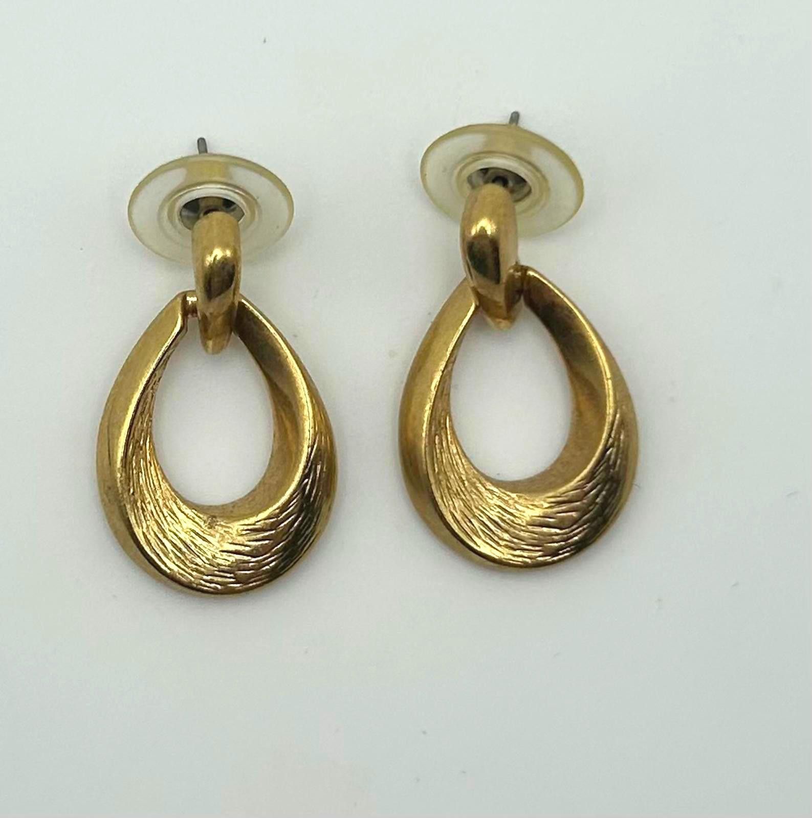 Designer Chunky Gold Ribbed Hoops – Sculptural 80s Vintage Earrings Size ONE SIZE - 1 Thumbnail