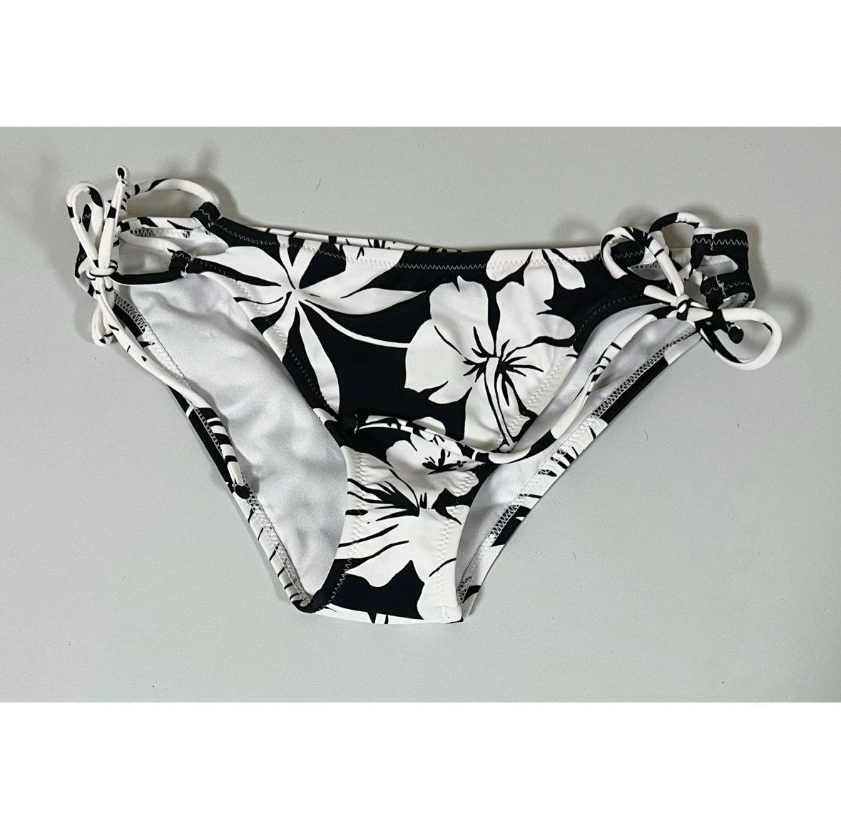 Other Raisins Hibiscus Flower Floral Bikini Bottoms Size S 🖤🤍 Size ONE SIZE - 1 Thumbnail