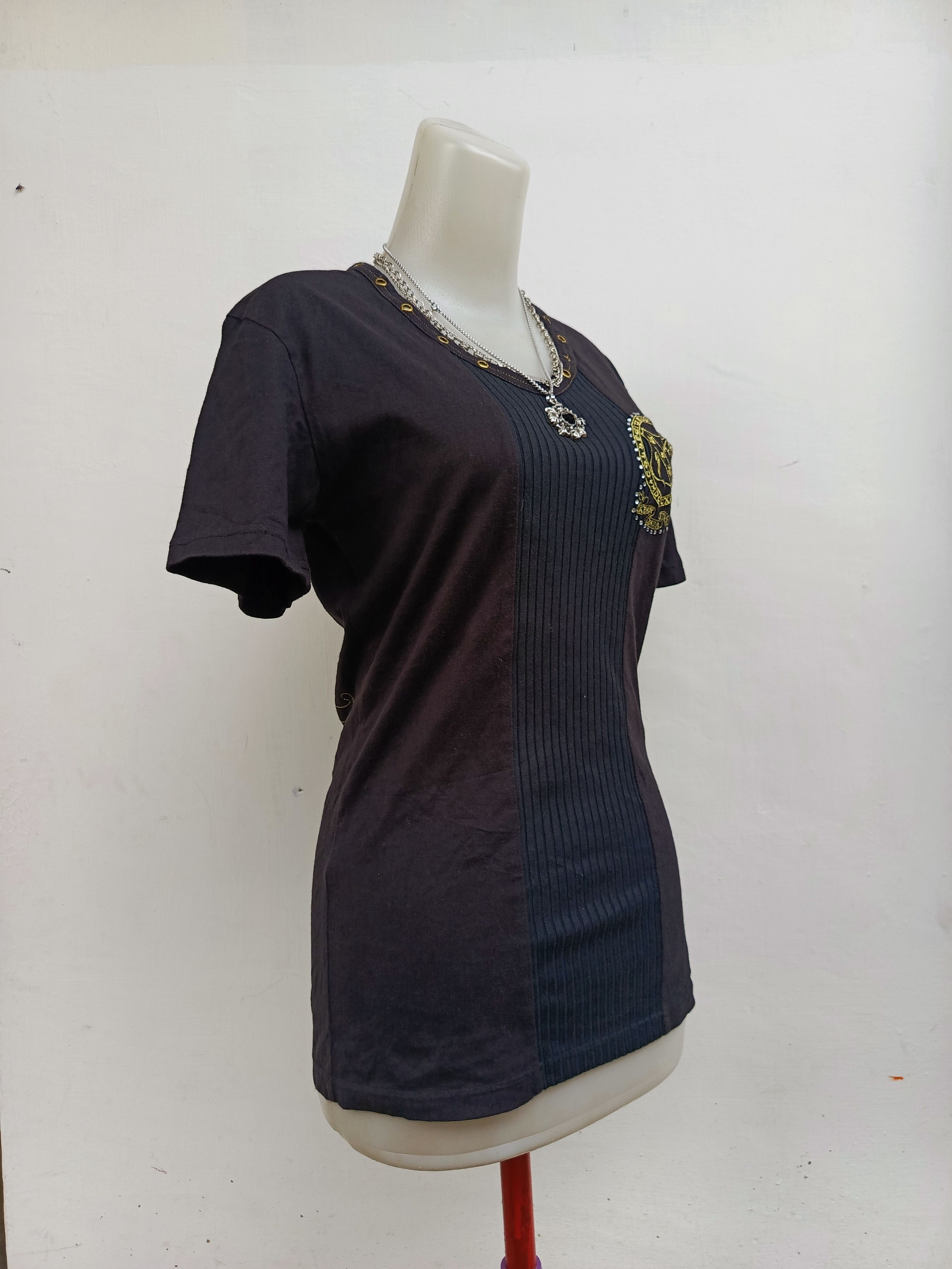 semanticdesign Semantic Design Japan Embroidered Crest V-Neck Tee Size M / US 6-8 / IT 42-44 - 3 Thumbnail