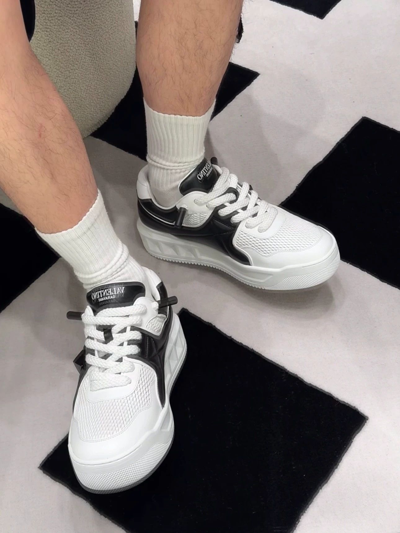Valentino Valentino One Stud XL leather sneaker men's black/white 42 Size US 9 / EU 42 - 9 Thumbnail