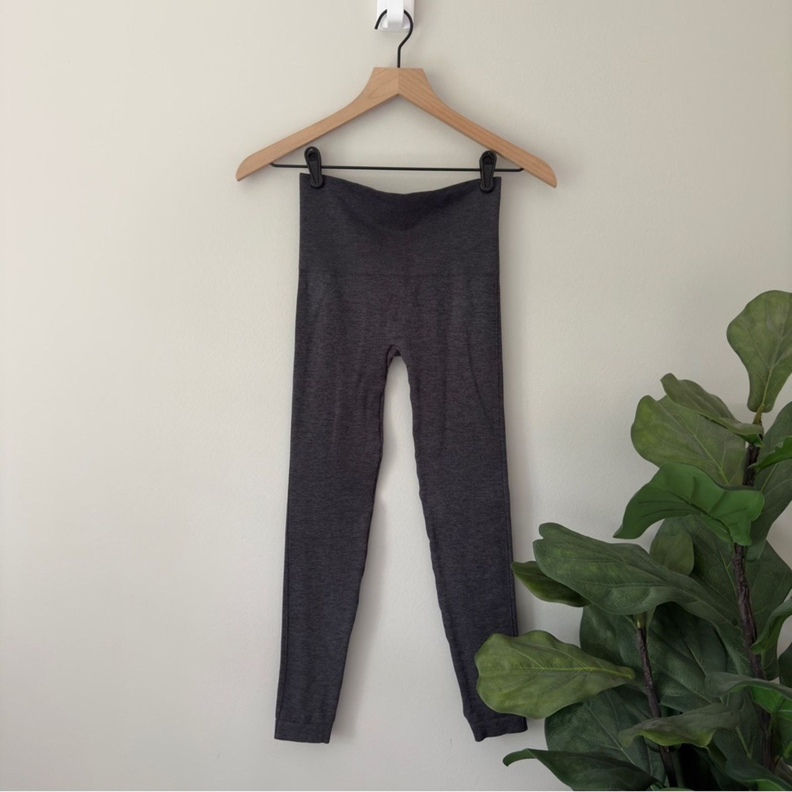 Spanx Spanx by Sara Blakely Solid Gray Athletic Leggings Seamless Size 27" / US 4 / IT 40 - 1 Thumbnail