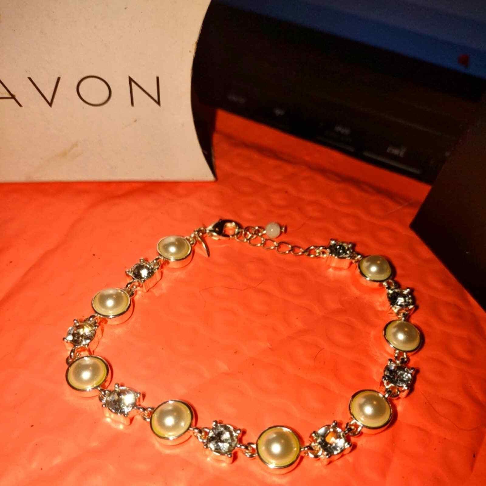 Vintage Sparkly Pearl Avon Bracelet Size ONE SIZE - 1 Thumbnail
