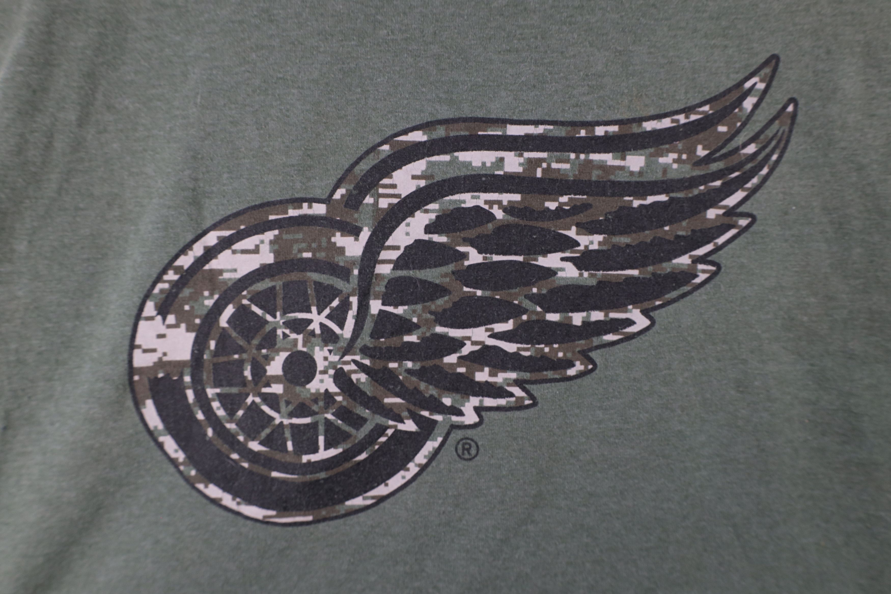 Vintage Vintage SGA Hockeytown Camouflage Detroit Red Wings T-Shirt Size US XL / EU 56 / 4 - 6 Thumbnail