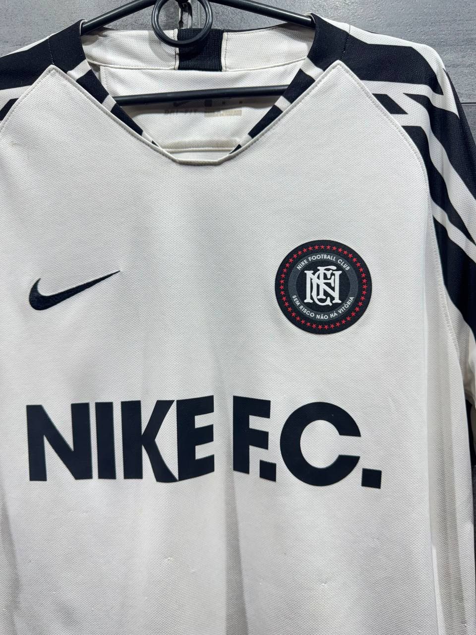 Vintage Nike FC Football Club Sem Risco Nao Ha Vitoria White Jersey Size US M / EU 48-50 / 2 - 3 Thumbnail