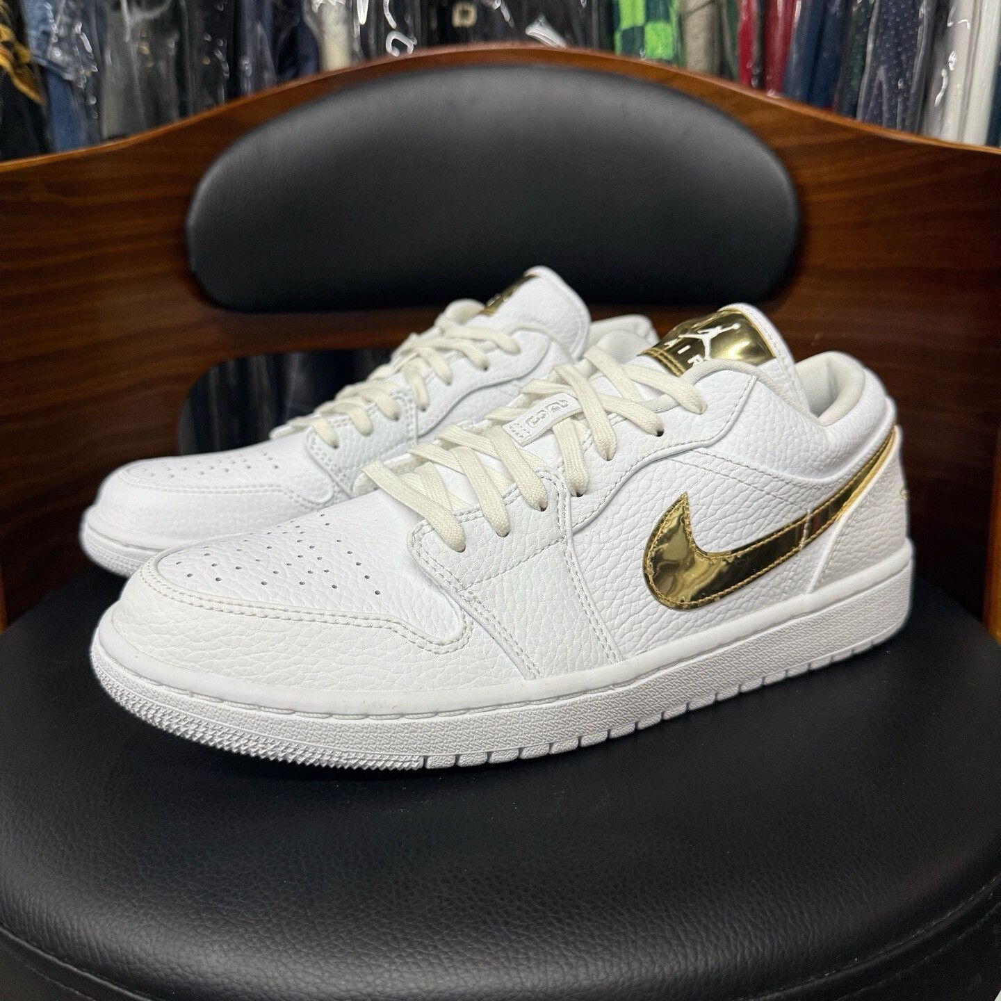 Nike Nike AJ1 White Lowtop Sneakers 42 Men Size US 9 / EU 42 - 1 Thumbnail