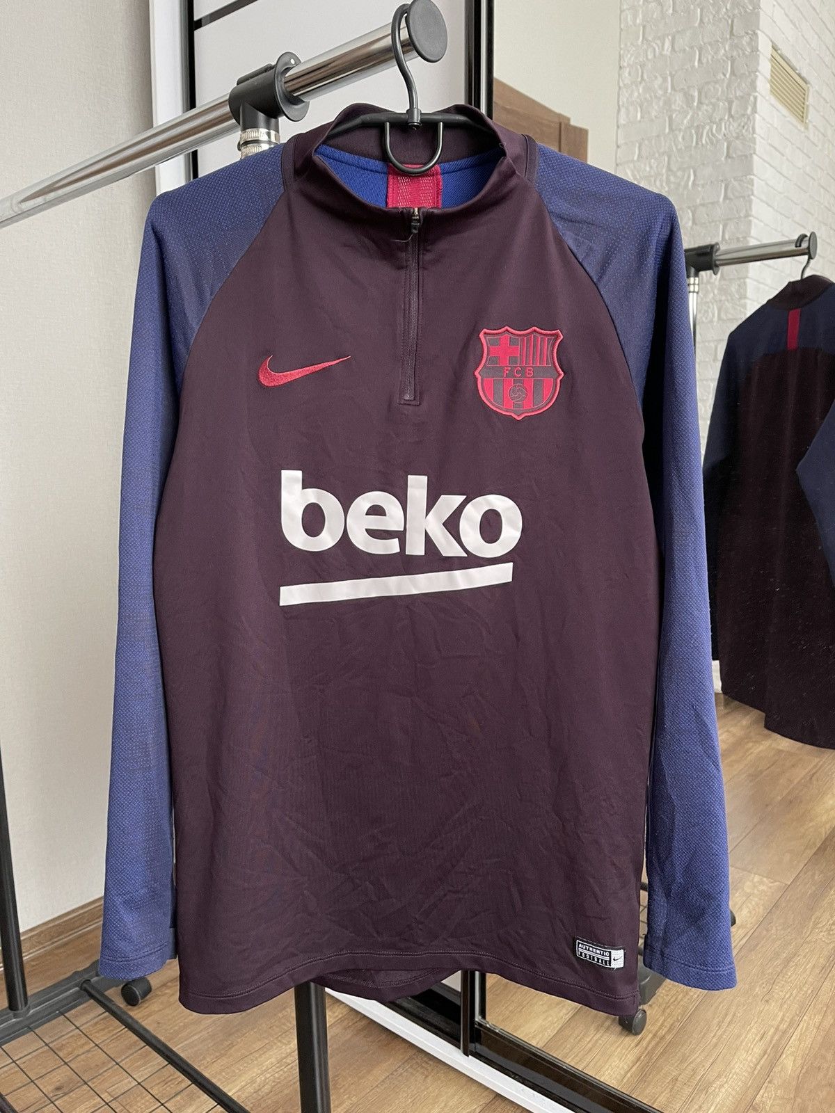Other 2019/2020 Nike Barcelona Soccer Drill Top Jersey Sweatshirt Size US S / EU 44-46 / 1 - 1 Thumbnail