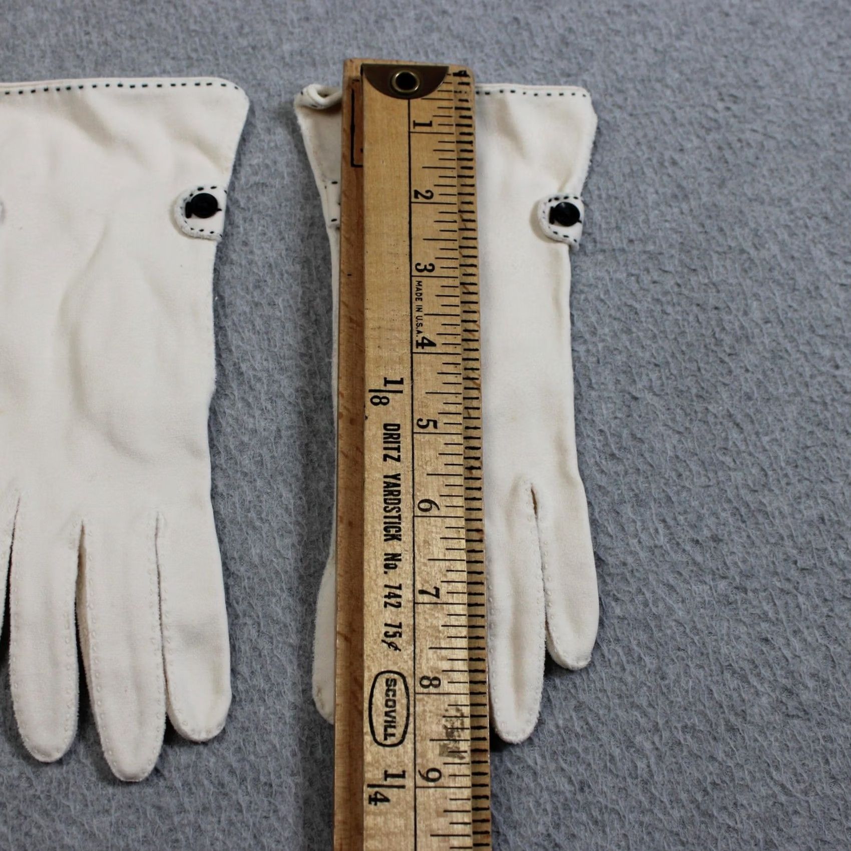 Vintage VINTAGE White Cloth Gloves Women Wrist Knit 50s 60s Glove Button Four-Finger 1950s 1960s Size ONE SIZE - 3 Thumbnail