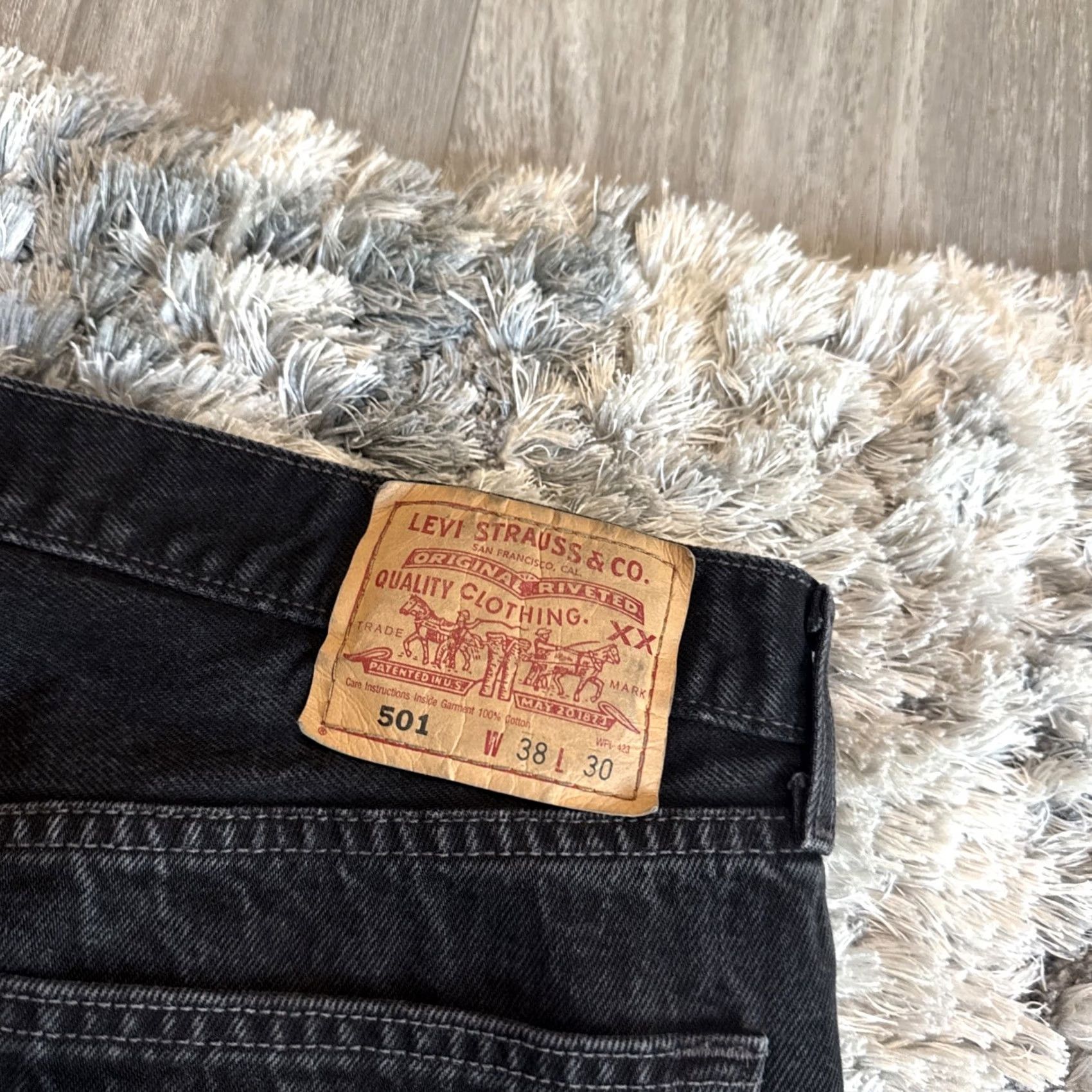 Levi's VINTAGE Levi’s 501 Jeans Black Denim Straight Fit Men’s Sz 38x30 90s Button Fly Size US 35 - 3 Thumbnail