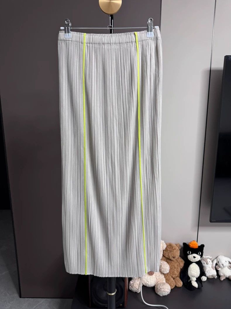 Issey Miyake Issey Miyake size:3 Light grey pleated shrimp line skirt Size 22" - 2 Thumbnail