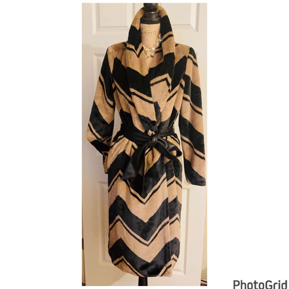 Banana Republic Banana Republic Faux Fur Coat with Leather Belt Size S / US 4 / IT 40 - 2 Thumbnail