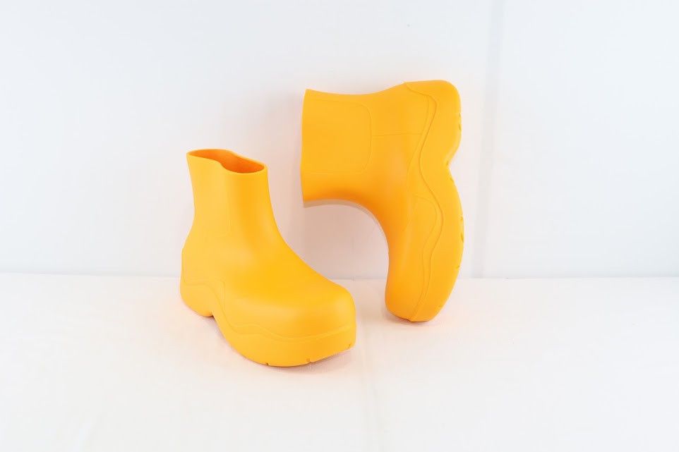 Bottega Veneta o1rshd1 Matt Rubber Puddle Ankle Boot in Tangerine Size US 9 / EU 42 - 9 Thumbnail
