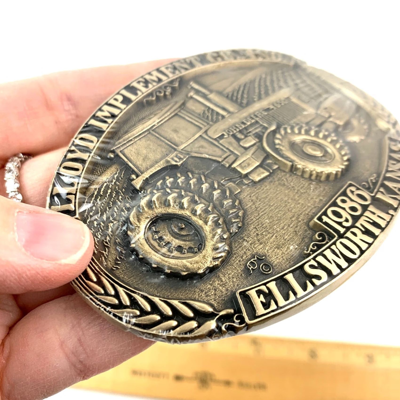 John Deere Lloyd Implement Co Ellsworth Kansas 1986 Belt Buckle New 16/500 John Deere 4650 Bronze Brass Adult Unisex Vehicles/Transportation Size ONE SIZE - 2 Thumbnail