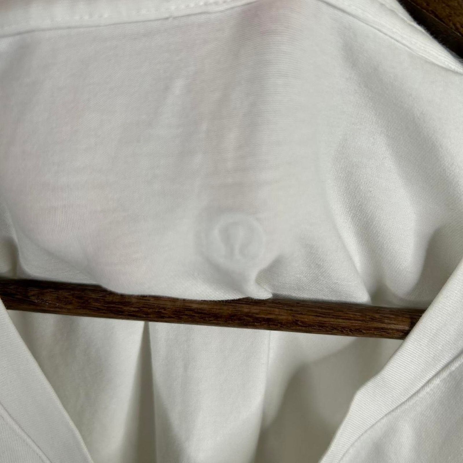 Lululemon Modern White Lululemon V-neck Workout Athletic Tee Size 10 Size L / US 10 / IT 46 - 2 Thumbnail