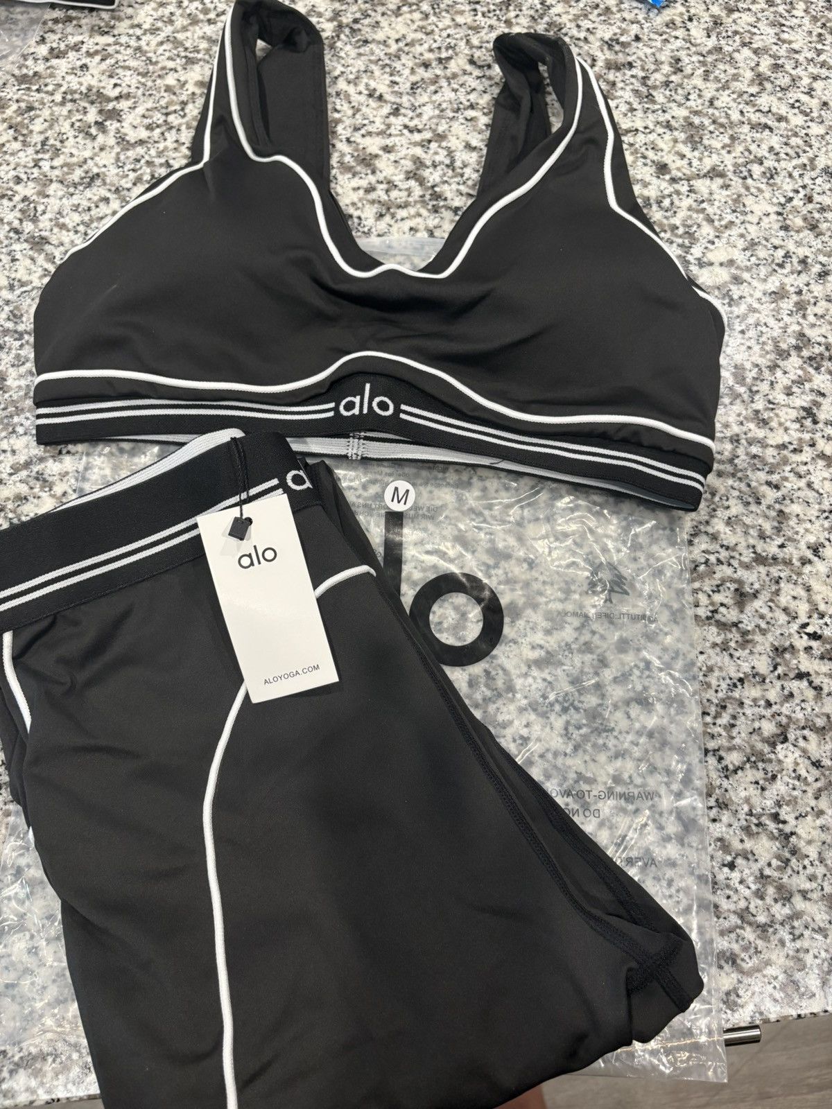 Alo Yoga Alo Yoga Black Airbrush Heart Throb Set | Grailed